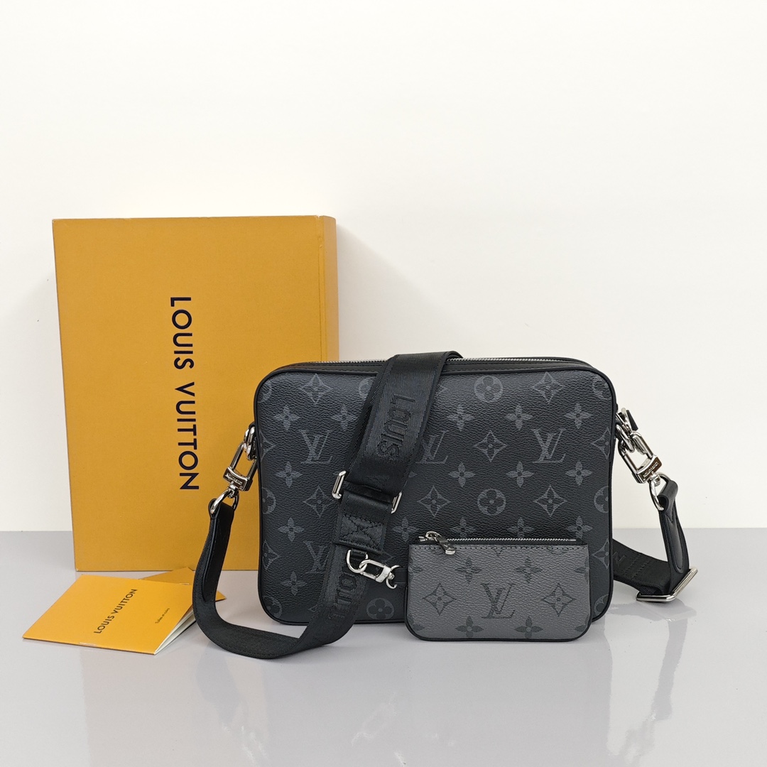 LV黑武士三合一邮差包💰340 
取材Monogram Eclipse帆布与Monogram Eclipse Reverse帆布制成，标志性的同色调灰色图案凸显此多功能拼搭设计品的线条，除具备传统斜跨手袋的功能外，另配可脱卸拉链袋和附于包带上的零钱包。
尺寸：25*18.5*7cm