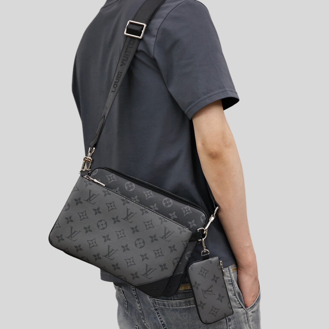 LV黑武士三合一邮差包💰340 
取材Monogram Eclipse帆布与Monogram Eclipse Reverse帆布制成，标志性的同色调灰色图案凸显此多功能拼搭设计品的线条，除具备传统斜跨手袋的功能外，另配可脱卸拉链袋和附于包带上的零钱包。
尺寸：25*18.5*7cm