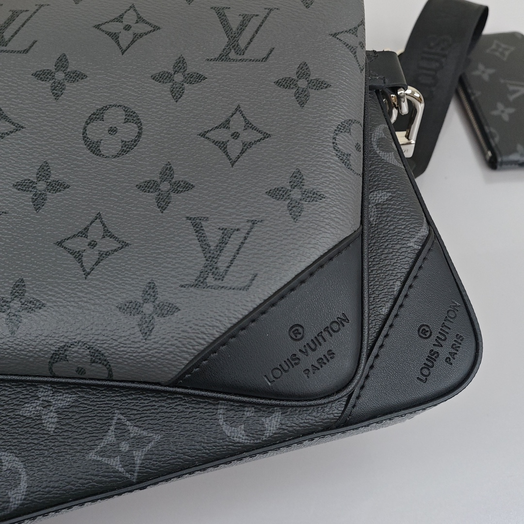 LV黑武士三合一邮差包💰340 
取材Monogram Eclipse帆布与Monogram Eclipse Reverse帆布制成，标志性的同色调灰色图案凸显此多功能拼搭设计品的线条，除具备传统斜跨手袋的功能外，另配可脱卸拉链袋和附于包带上的零钱包。
尺寸：25*18.5*7cm