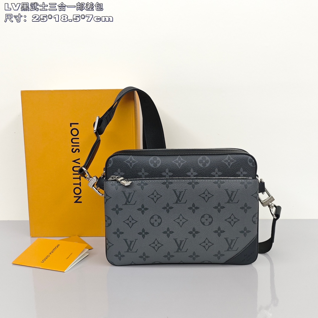 LV黑武士三合一邮差包💰340 
取材Monogram Eclipse帆布与Monogram Eclipse Reverse帆布制成，标志性的同色调灰色图案凸显此多功能拼搭设计品的线条，除具备传统斜跨手袋的功能外，另配可脱卸拉链袋和附于包带上的零钱包。
尺寸：25*18.5*7cm