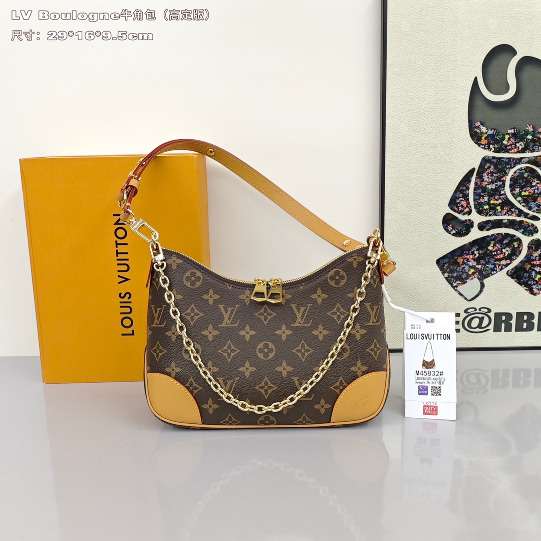 Lv Boulogne牛角包💰340 复古时髦且实用性强,简约的设计元素,加固的皮革边角,搭配链条让它的整体呈现不一样的感觉,肩带添加了可调节,多种背法,包包整体偏向年轻时尚,极具魅力的一款单品。 尺寸:29*16*9.5cm