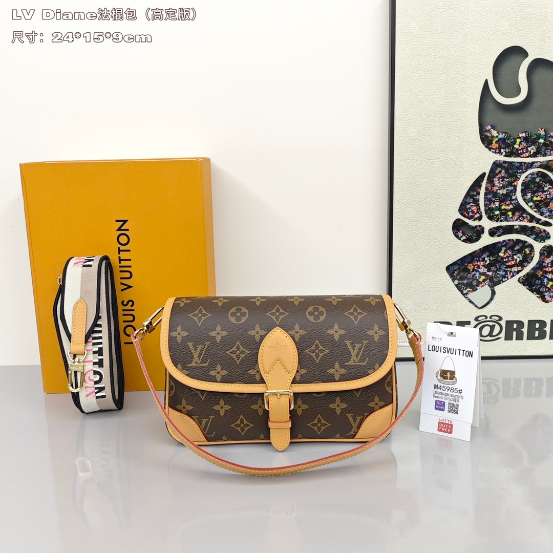 Lv Diane法棍包 上身简单又舒服,源自中古包Sologne 的改良版,整体保留了简洁的包身造型,两根肩带,可以单肩腋下,也可以长肩带斜挎,包包自重很轻,超级百搭,是一年365天都可以背的包包. 尺寸:24*15*9cm
