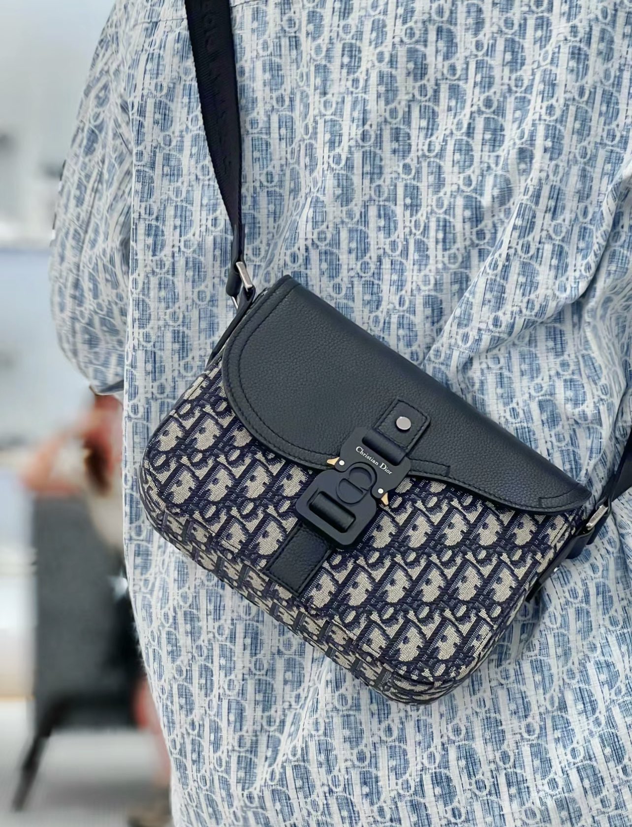 Dior迪奥马鞍信使包💰280 采用经典的设计,彰显精致的优雅气质,为马鞍系列提升格调,采用黑色粒面牛皮革精心制作,饰以对比鲜明的缉面线,马鞍翻盖点缀以 Christian Dior 标志铝扣,搭配可调节的皮革肩带,可肩背或斜挎。 规格:23*18*6cm