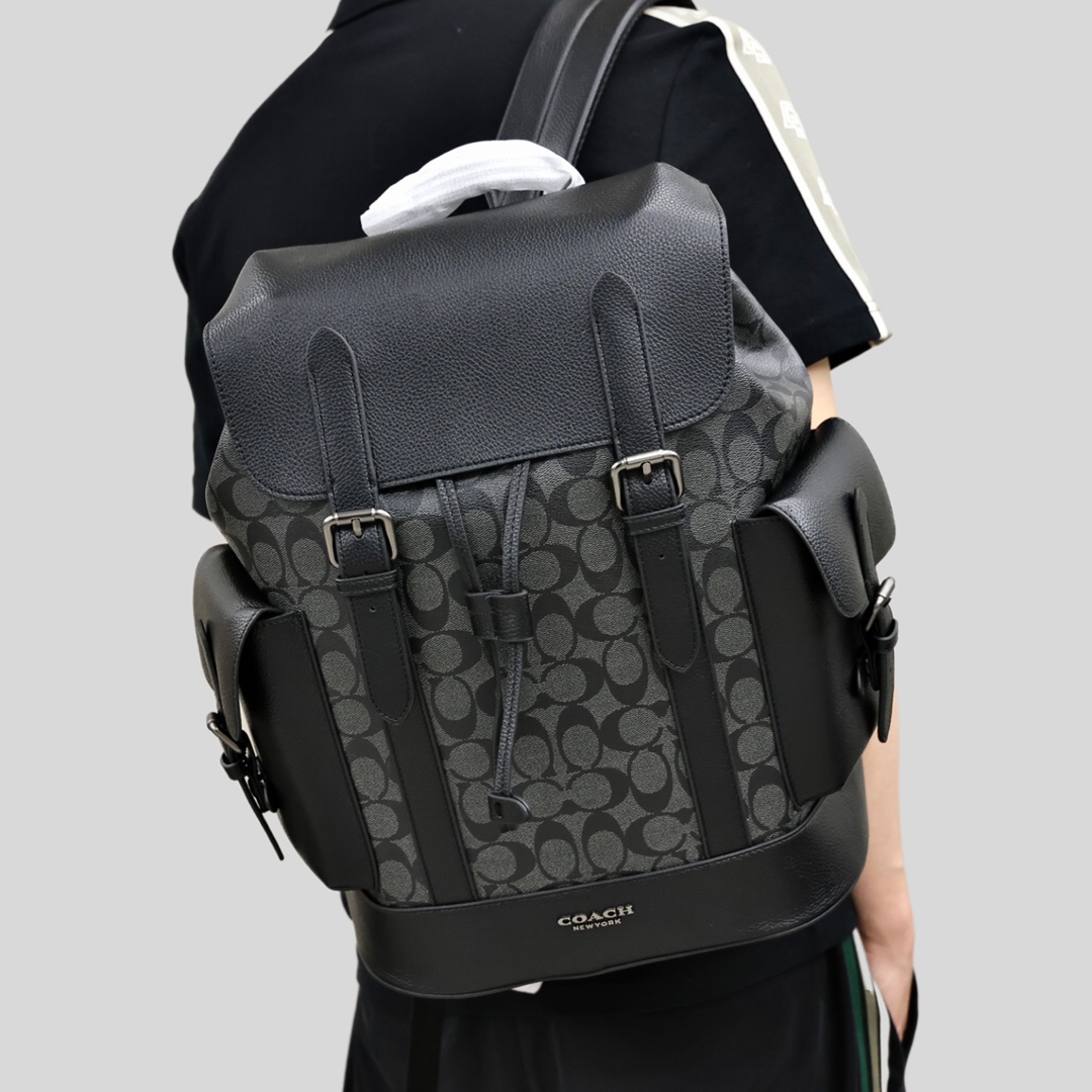 蔻驰男士双肩包💰300 拼接平滑小牛皮,顶部翻盖设计,吸磁扣开合,内部拉绳封口,安全性能超强,线条感流利,更加简约时尚,内置多功能口袋,满足通勤旅行办公等需求。 规格:40×27×13cm