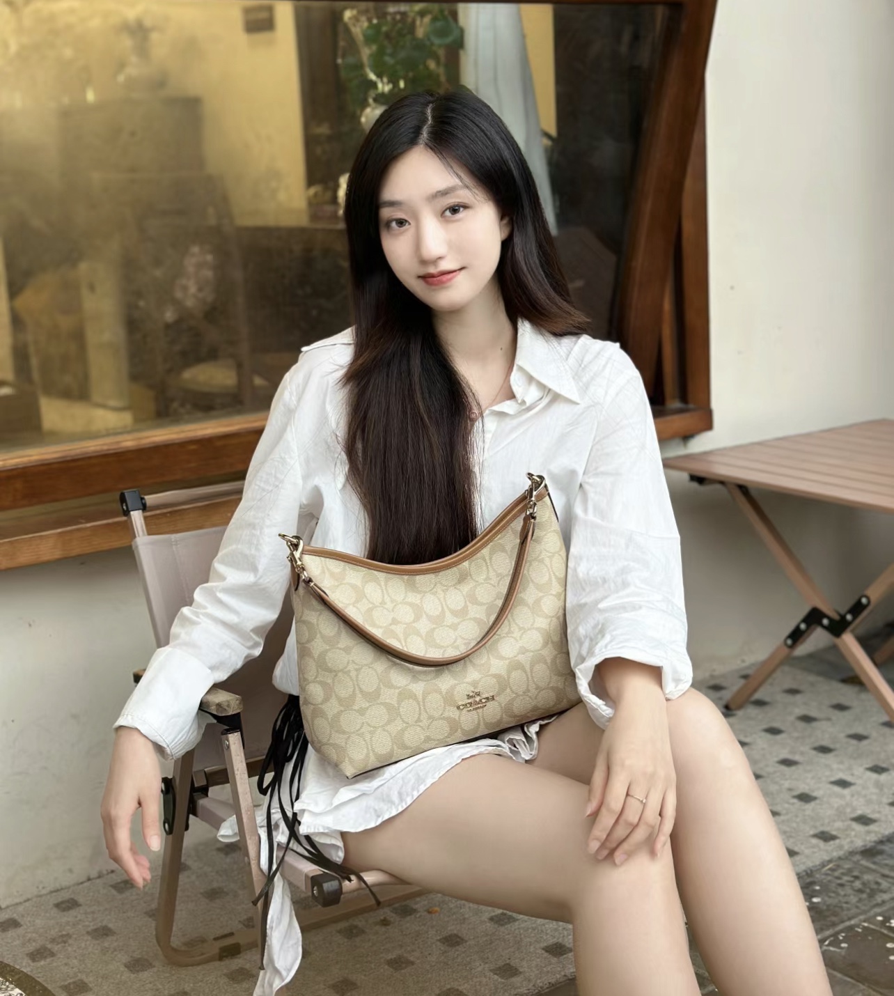 蔻驰Carryall流浪包💰280
出场就爆火,配有两条背带,可腋下可手提可单肩斜挎,容量非常可观,Iv carryall 平替!有拉链!好看又实用,一眼沦陷。
规格:31*23*11cm