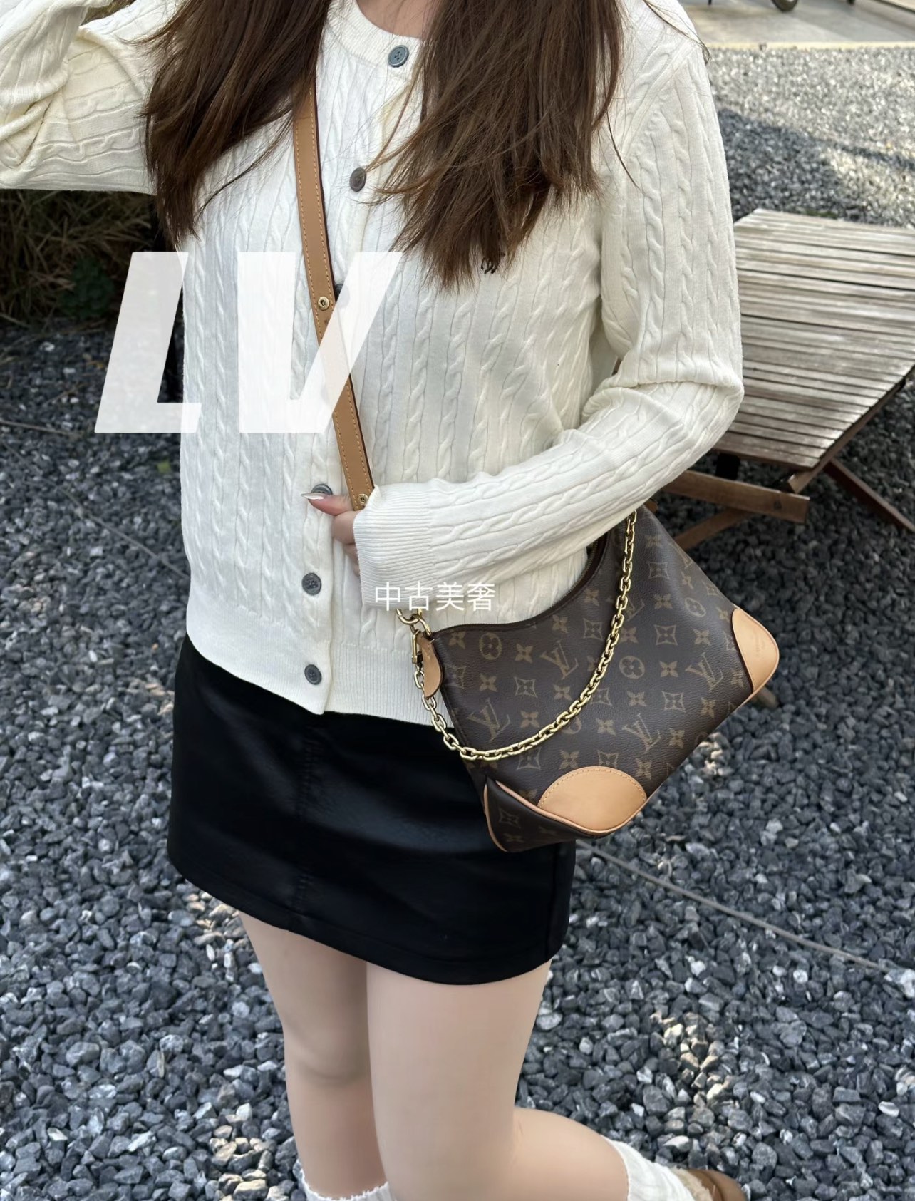 Lv Boulogne牛角包💰340 复古时髦且实用性强,简约的设计元素,加固的皮革边角,搭配链条让它的整体呈现不一样的感觉,肩带添加了可调节,多种背法,包包整体偏向年轻时尚,极具魅力的一款单品。 尺寸:29*16*9.5cm