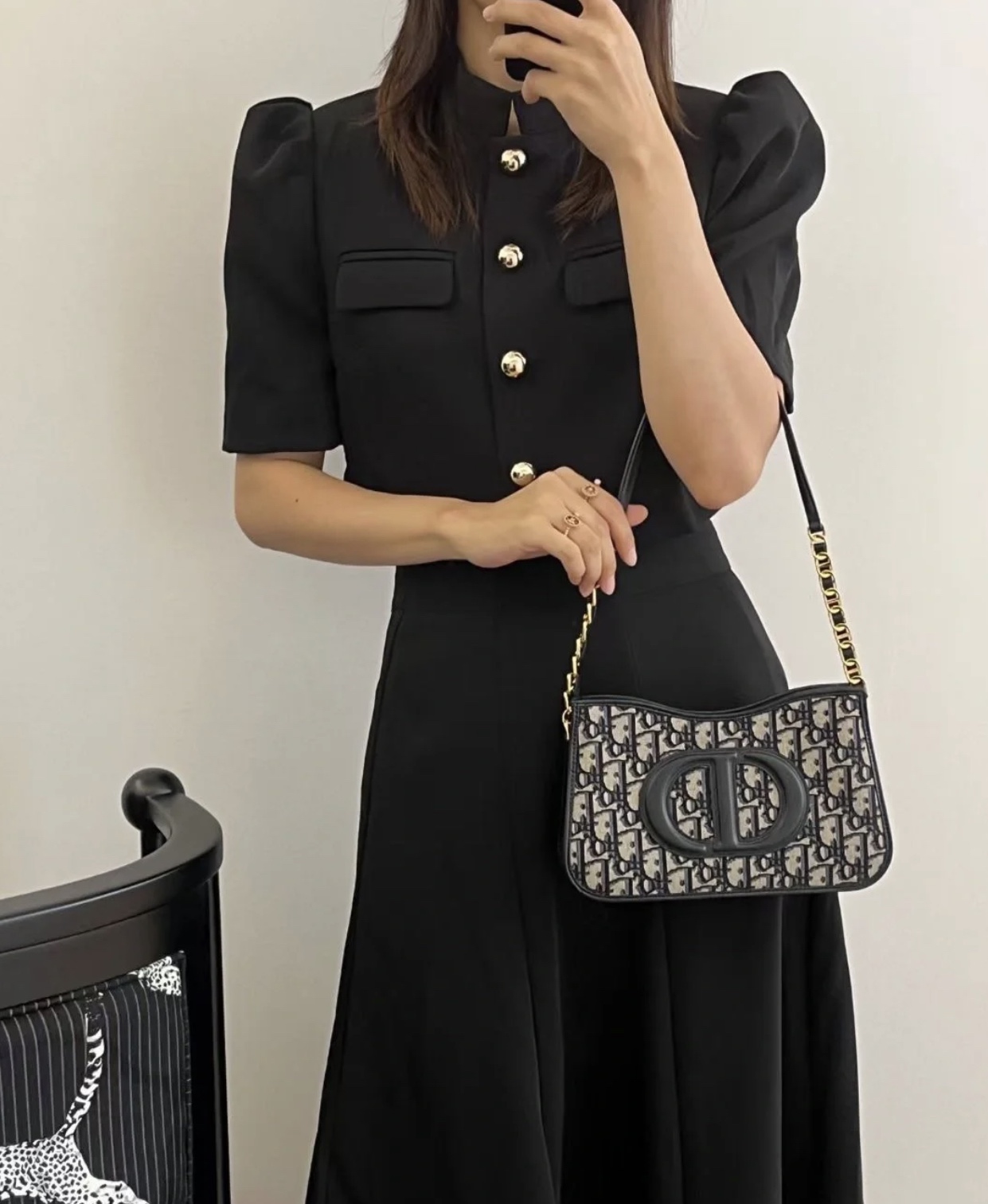 Dior迪奥CD Hobo腋下包💰280 采用标志性oblique提花面料精心制作,正面饰以别具一格的CD标志,彰显dior的精湛工艺,优雅迷人,搭配点缀以皮革带的链条肩带,很有法式优雅气息。 尺寸:23.5*15*6cm