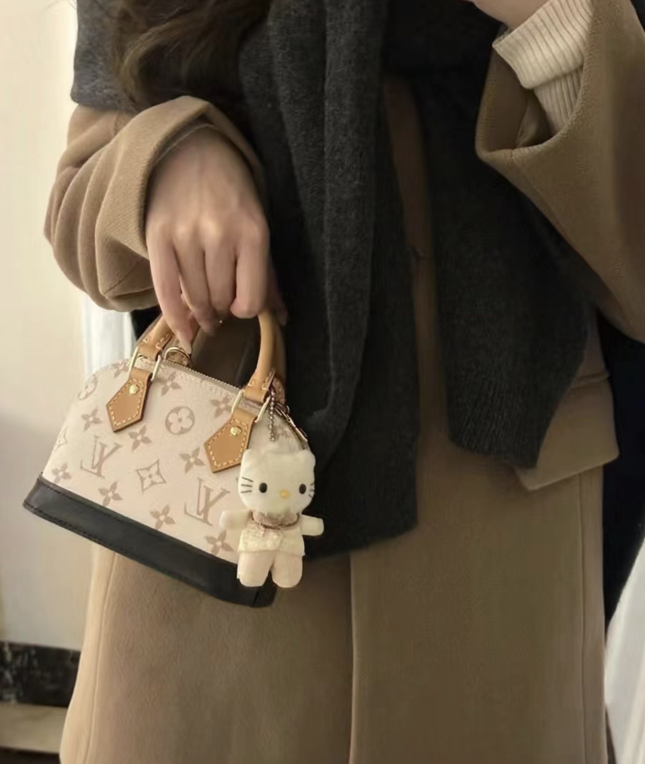 Lv nano沙丘色贝壳包 本款nano alma手袋浓缩alma手袋的经典构型,为 2024早春秀场的monogram dsto dune 帆布勾勒皮革饰边,精巧手柄和可拆卸并调节的肩带实现多种背携方式. 尺寸:18*12*8cm