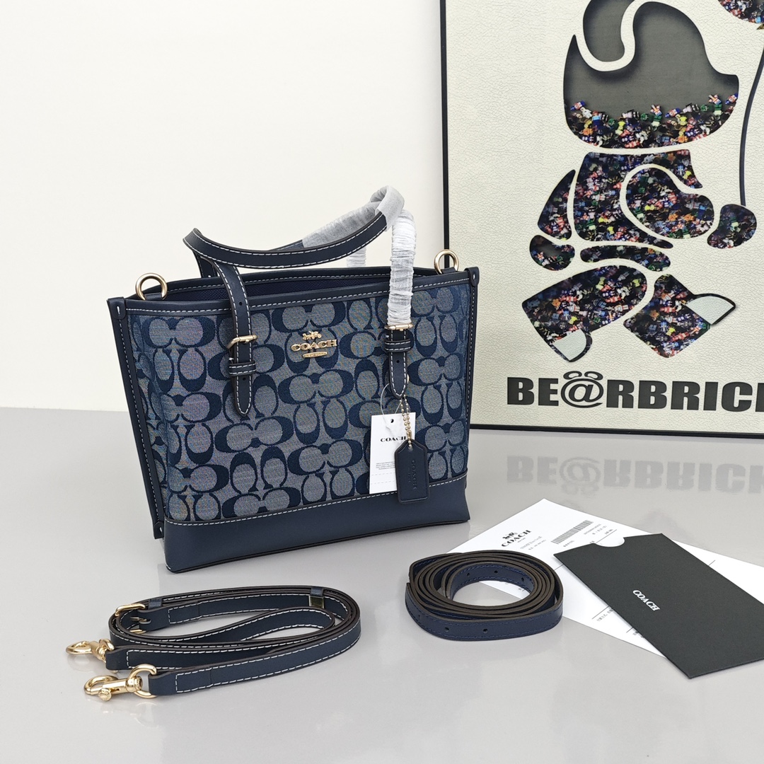 蔻驰Mollie25托特包💰280 配有三套带子♻可手拎,可肩背,可斜挎,内置拉链隔层,超实用。 尺寸:25*20*12cm