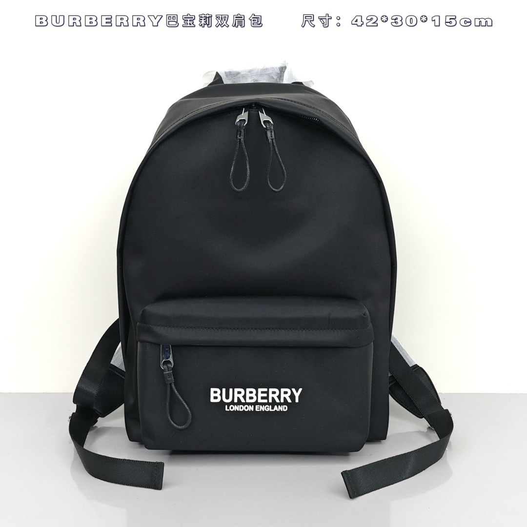 巴宝莉尼龙双肩包💰280 采用进口尼龙材质,肩背带饰有品牌字母提花精纺徽标,顶部提柄;可调式肩背带,2个拉链外袋;1个拉链内袋,双向拉链开合,超高实用性。 尺寸:42*30*15cm