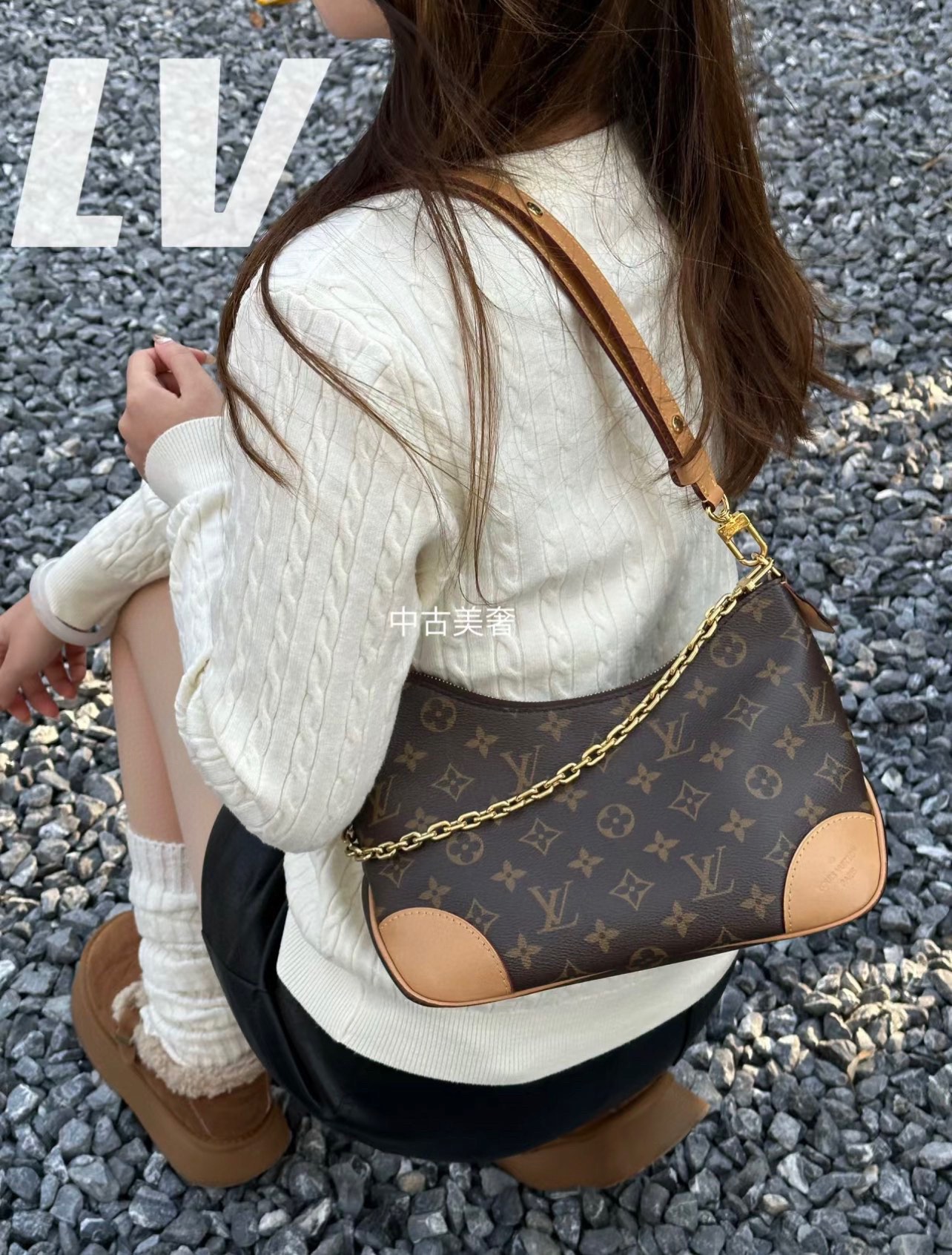 Lv Boulogne牛角包💰340 复古时髦且实用性强,简约的设计元素,加固的皮革边角,搭配链条让它的整体呈现不一样的感觉,肩带添加了可调节,多种背法,包包整体偏向年轻时尚,极具魅力的一款单品。 尺寸:29*16*9.5cm