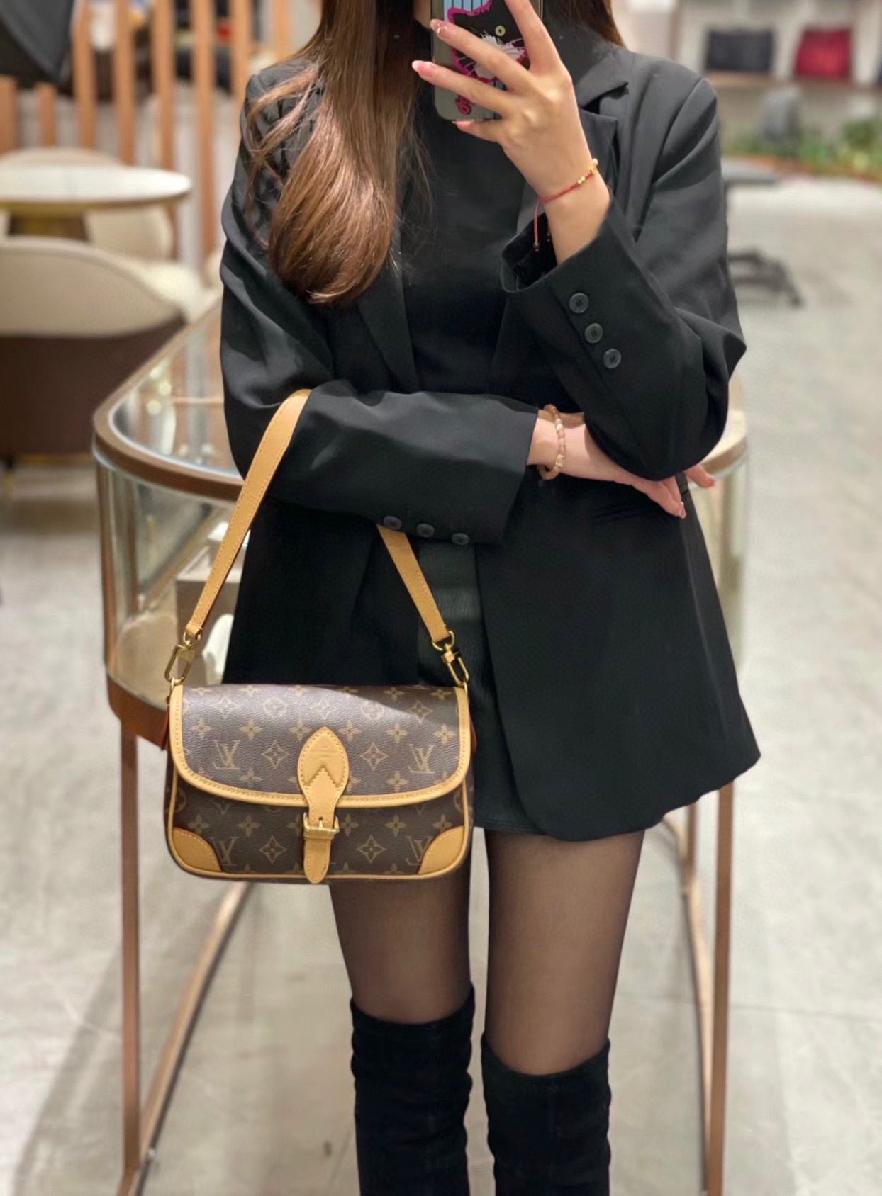 Lv Diane法棍包 上身简单又舒服,源自中古包Sologne 的改良版,整体保留了简洁的包身造型,两根肩带,可以单肩腋下,也可以长肩带斜挎,包包自重很轻,超级百搭,是一年365天都可以背的包包. 规格:24*15*9cm