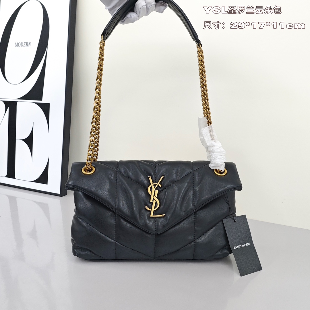 YSL圣罗兰云朵包💰300 进口小羊皮制作，手感柔软细腻，犹如怀抱云朵般的感受，经典的Y家logo链条及扣眼五金均采用拉丝金属材质，哑光雾面的质感及其别致，容量满足日常通勤。 尺寸：29*17*11cm