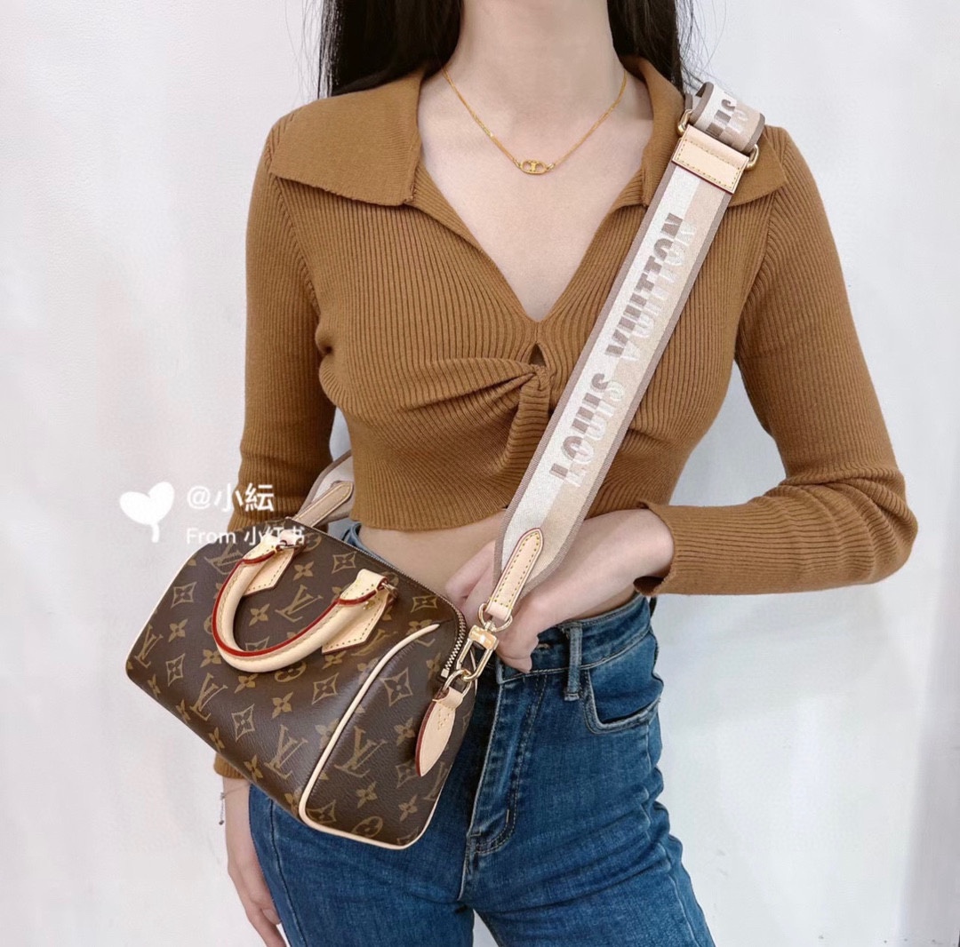 Lv Speedy20枕头包 以标志性Damier Ebène帆布制成的,手袋尽显经典的路易威登迷人魅力,该包无论手提肩背或斜背,都令使用者流露无尽优雅,新颖彩色肩背带更是时尚潮流,新版肩带可拆卸可调节. 尺寸: 20*13*12cm