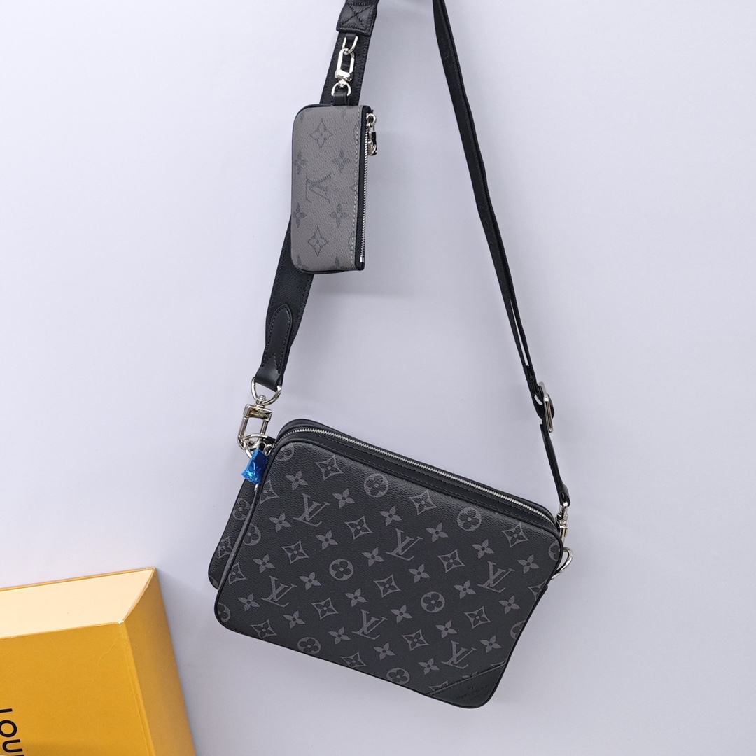 Lv黑武士三合一邮差包💰340 
由Monogram Eclipse帆布与Monogram Eclipse
Reverse 帆布制成，标志性的同色调灰色图案凸显此多功能拼搭设计品的线条，除具备传统斜跨手袋的功能外，另配可脱卸拉链袋和附于包带上的零钱包。
尺寸：25*18.5*7cm