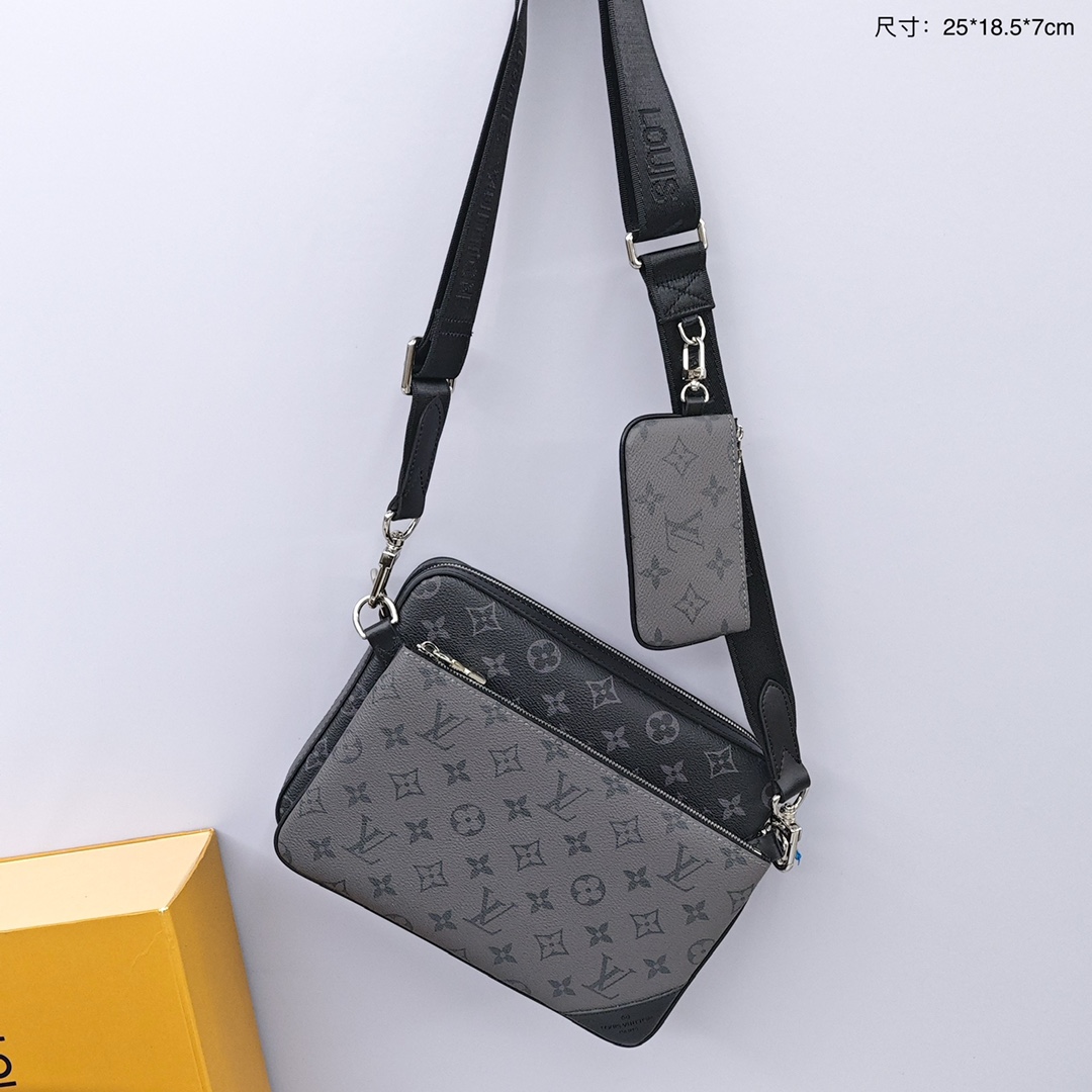 Lv黑武士三合一邮差包💰340 
由Monogram Eclipse帆布与Monogram Eclipse
Reverse 帆布制成，标志性的同色调灰色图案凸显此多功能拼搭设计品的线条，除具备传统斜跨手袋的功能外，另配可脱卸拉链袋和附于包带上的零钱包。
尺寸：25*18.5*7cm