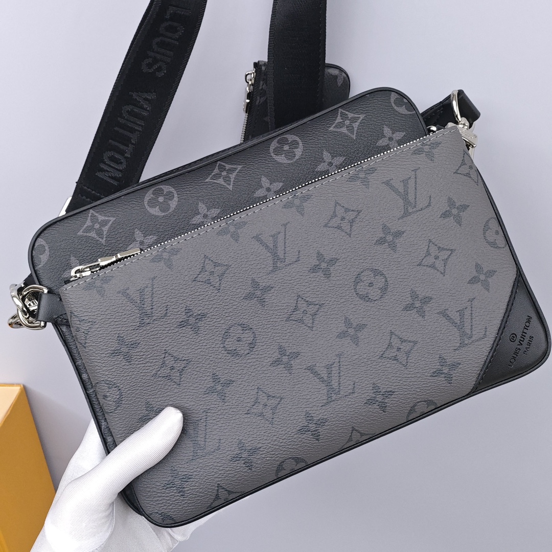 Lv黑武士三合一邮差包💰340 
由Monogram Eclipse帆布与Monogram Eclipse
Reverse 帆布制成，标志性的同色调灰色图案凸显此多功能拼搭设计品的线条，除具备传统斜跨手袋的功能外，另配可脱卸拉链袋和附于包带上的零钱包。
尺寸：25*18.5*7cm