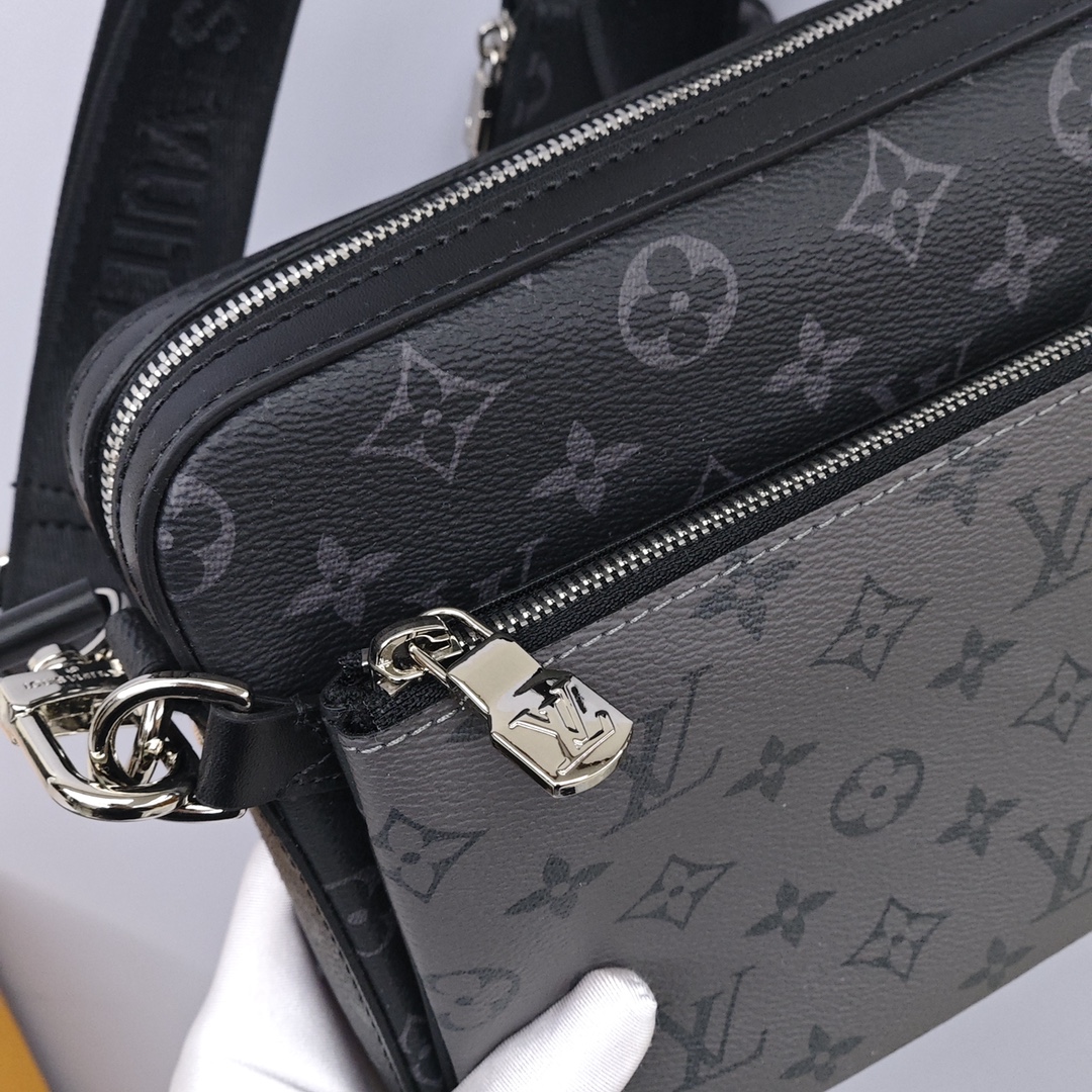 Lv黑武士三合一邮差包💰340 
由Monogram Eclipse帆布与Monogram Eclipse
Reverse 帆布制成，标志性的同色调灰色图案凸显此多功能拼搭设计品的线条，除具备传统斜跨手袋的功能外，另配可脱卸拉链袋和附于包带上的零钱包。
尺寸：25*18.5*7cm