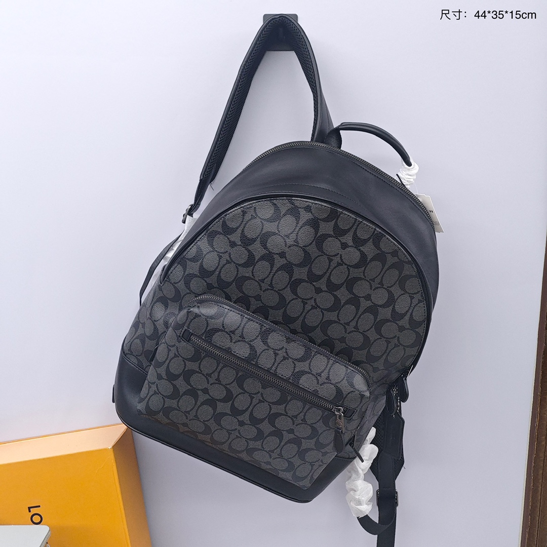 蔻驰男士双肩包💰300
采用特色涂层帆布和小牛皮革制作，内部分区设有加了衬垫的数码产品袋和多功能口袋，可妥帖存放您的手机/充电器和其他日常物品，加厚蜂窝背带，久背不累。 
尺寸：44*35*15cm（包括顶长）