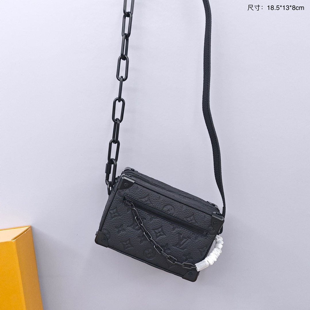 Lv Soft Trunk软盒子包 取材压印Monogram图案的Taurillon 皮革,搭配铆钉边角和四方造型,承袭路易威登传统硬箱设计之韵,一条哑光链条与拉链衔接,另一条巧妙融入肩带,为精巧设计注入摩登魅力. 尺寸:18.5*13*8cm