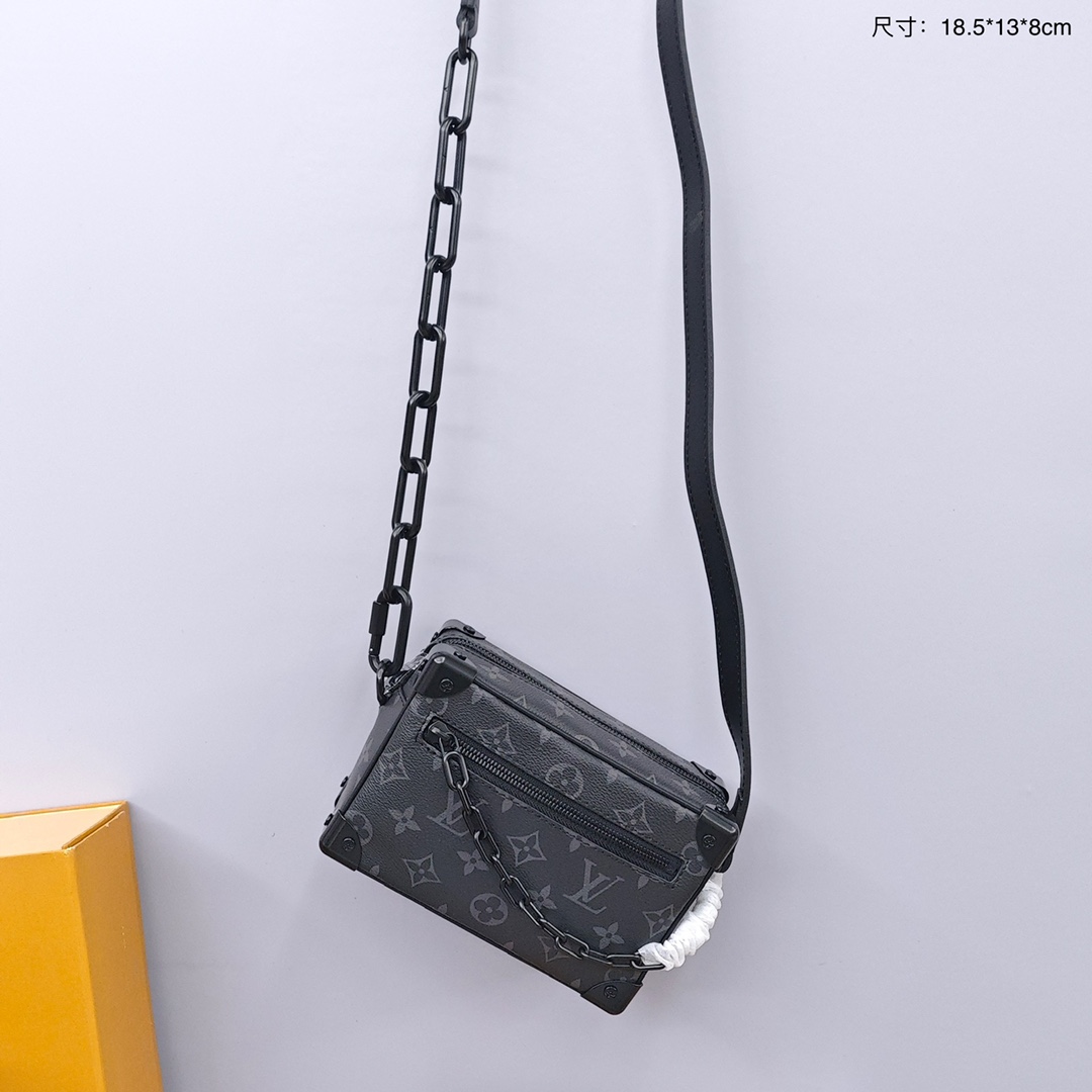 LV Soft Trunk软盒子包 采用标志性Monogram印花造型,搭配铆钉边角和四方造型,承袭路易威登传统硬箱设计之韵,一条哑光链条与拉链衔接,另一条巧妙融入肩带,为精巧设计注入摩登魅力. 尺寸:18.5*13*8cm