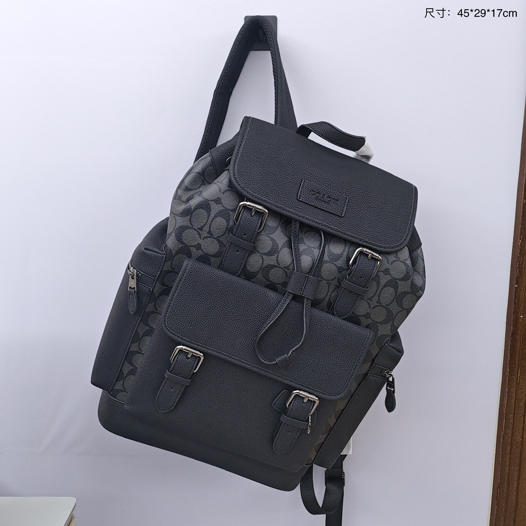 蔻驰Sprint男士双肩包💰320 采用翻盖抽绳多功能设计,外观简洁时尚,平时可以当做书包,还可以当登山包,旅行包,容量巨大,背上超级酷,质感很棒,极力推荐。 尺寸:45*29*17cm