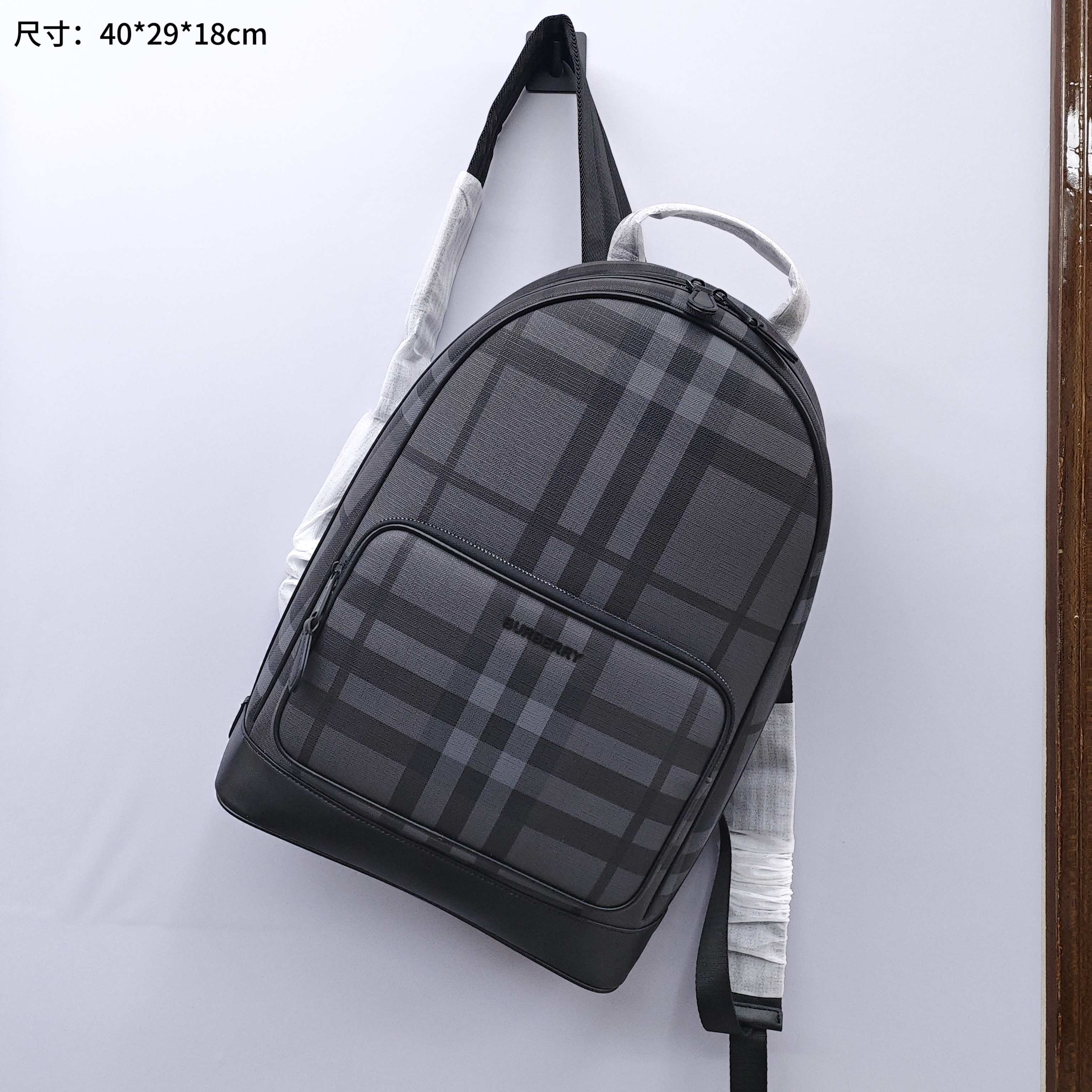 巴宝莉男士双肩包💰300 采用标志性burberr专用新格纹材料配头层牛皮,手感柔软舒适,板型大气时尚,标准裡布,超级实用,型格百搭。 尺寸:40*29*18cm