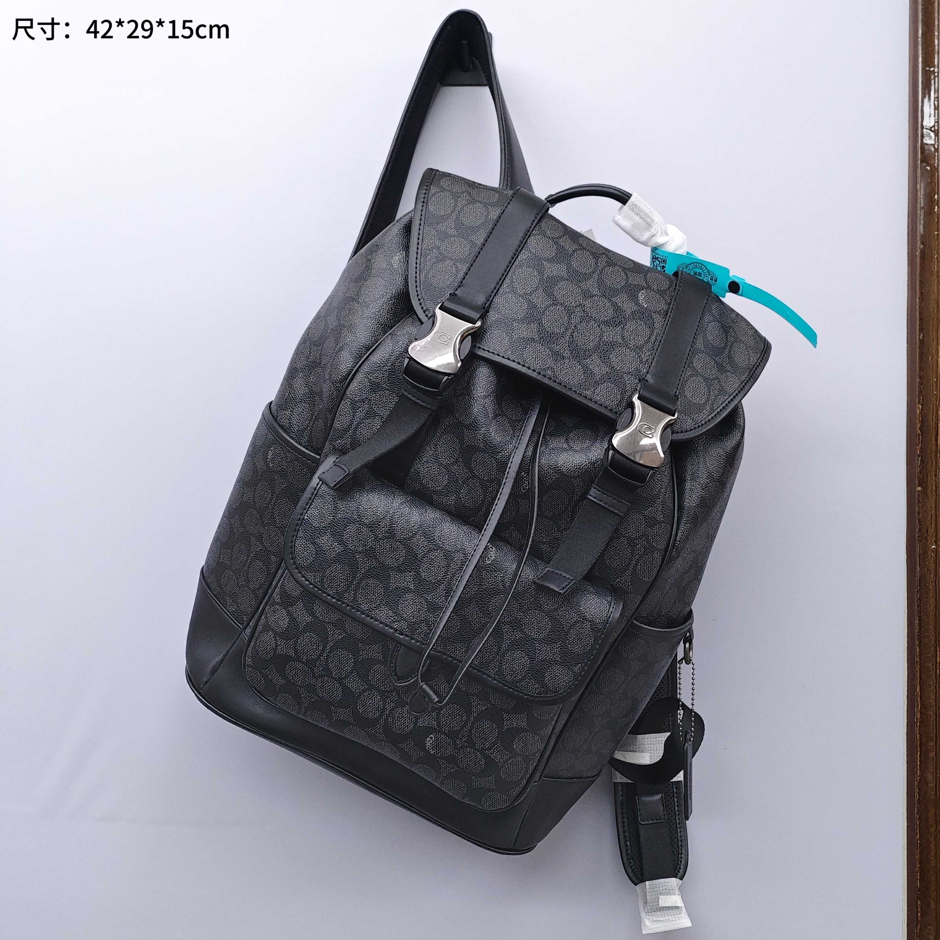 蔻驰League男士双肩包💰320 专柜新款,采用翻盖抽绳多功能设计,外观简洁时尚,平时可以当做书包,还可以当登山包,旅行包,容量巨大,背上超级酷,质感很棒,极力推荐。 尺寸:42*29*15cm