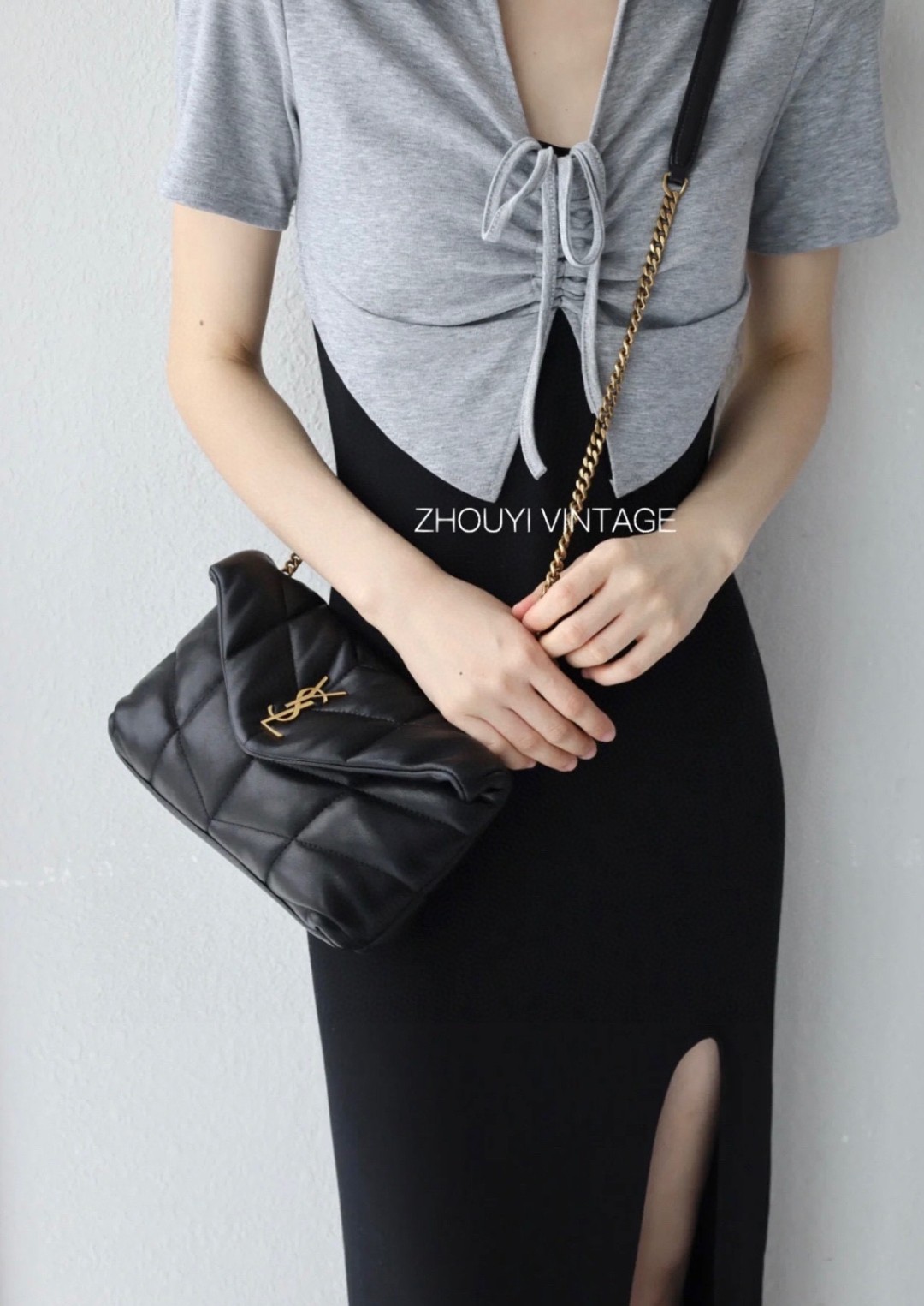 YSL圣罗兰云朵包💰300 尺寸：29×17×11cm 特点：材质柔软细腻，高级感十足。 方式：吸磁翻盖开合，内部空间宽裕，拥有滑动式链条肩带，可在腋下和斜挎背之间自由转换。