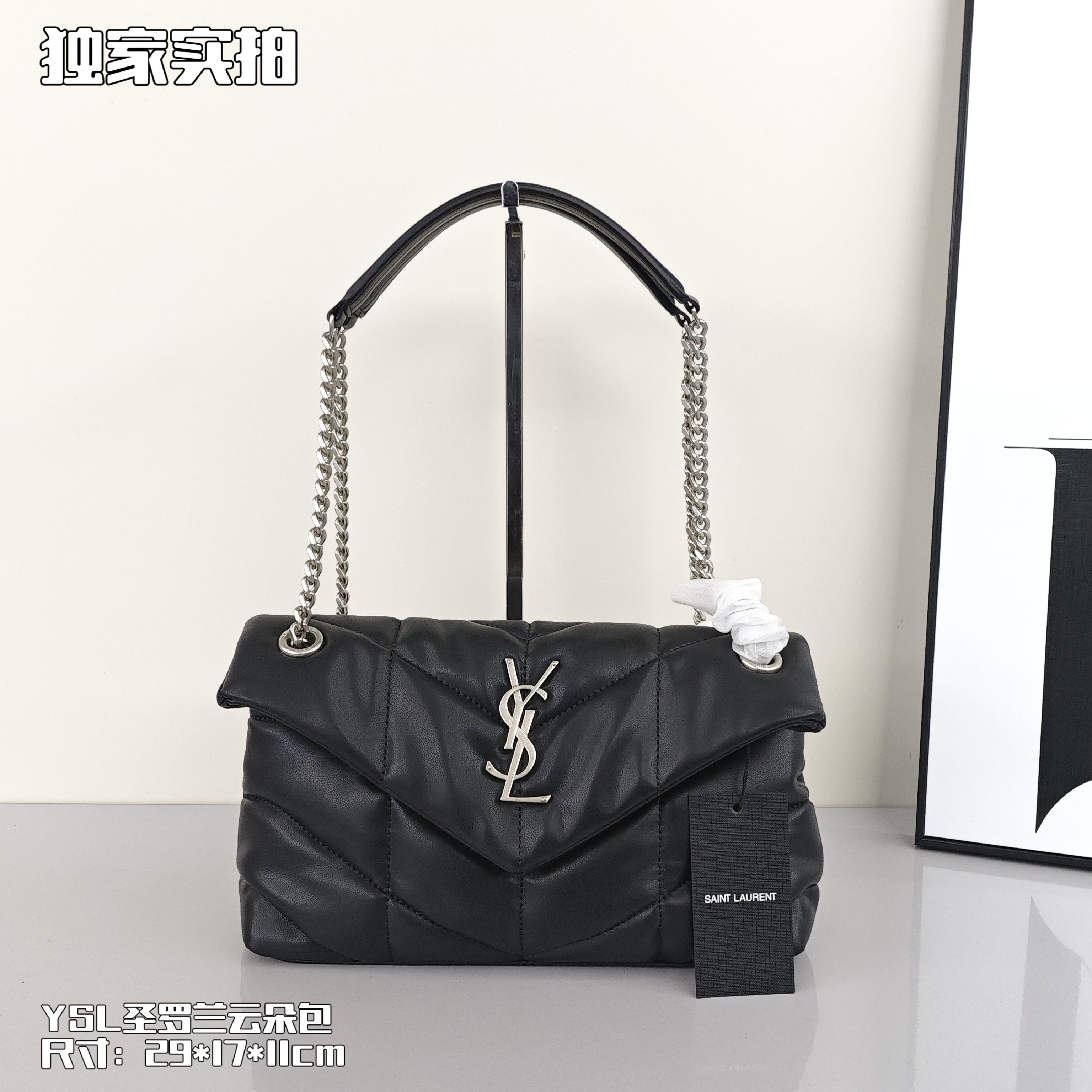 YSL圣罗兰云朵包💰300 进口小羊皮制作，手感柔软细腻，犹如怀抱云朵般的感受，经典的Y家logo链条及扣眼五金均采用拉丝金属材质，哑光雾面的质感及其别致，容量满足日常通勤。 尺寸：29*17*11cm