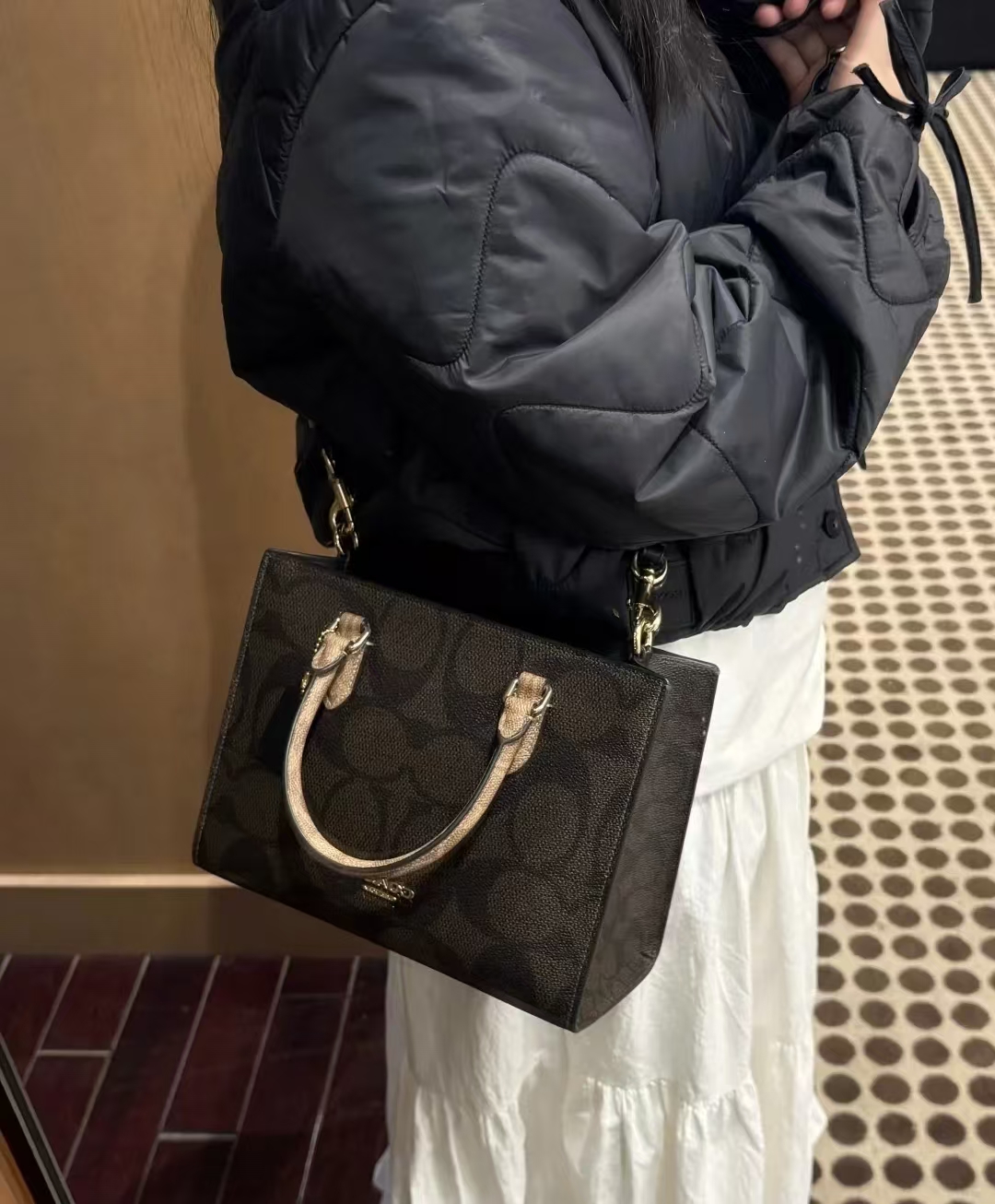 蔻驰·新款maggie托特包💰300 标志性涂层帆布材质轻盈耐用，设计精致，单肩、斜挎、手提随意切换，多种携带方式适应不同场景,无论是休闲逛街还是上班通勤，都能让女性展现时尚品味，轻松成为焦点。 尺寸：25×12×9cm