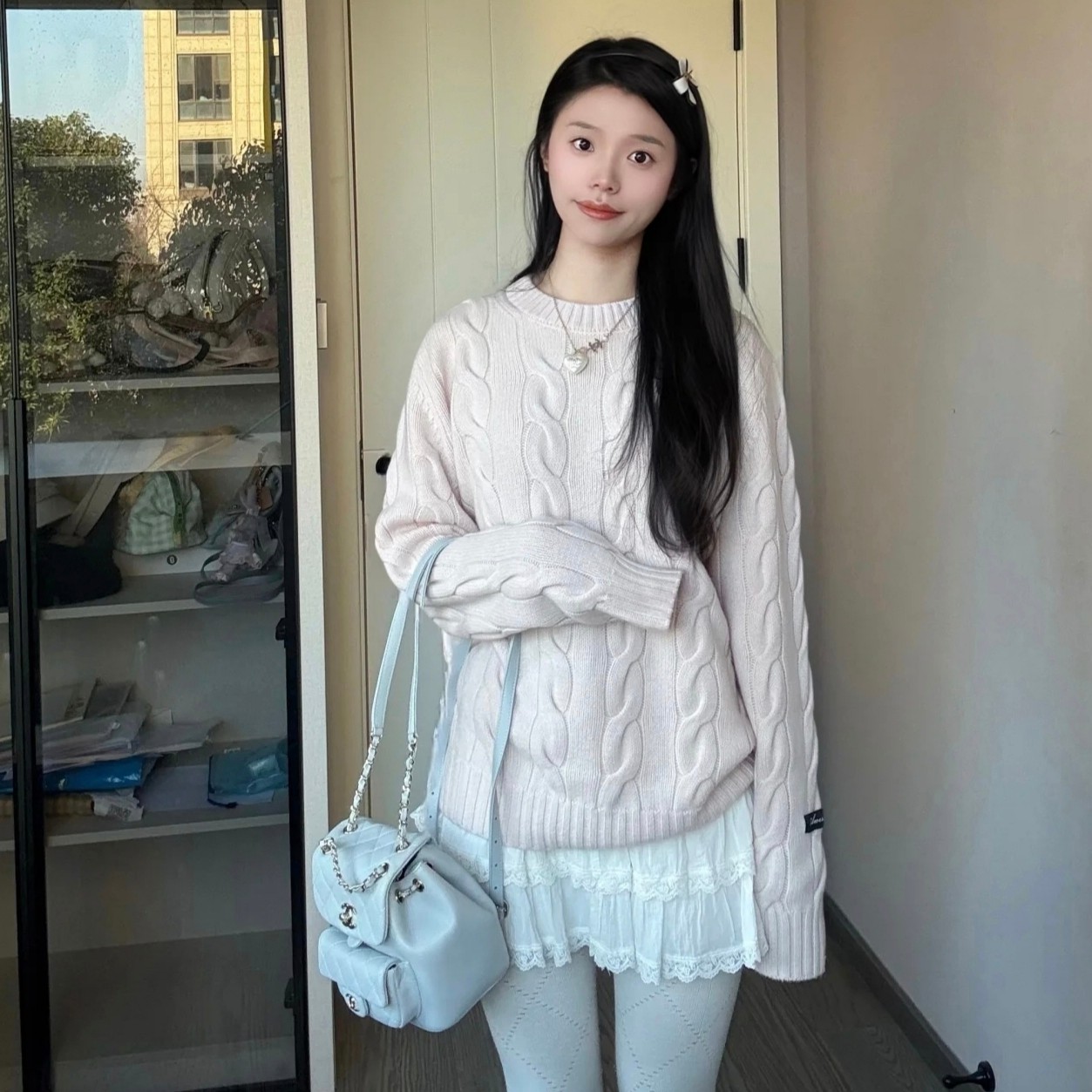 香奈儿Duma双肩包💰300 一款四季皆可百搭的双肩包，一眼种草，搭配香槟金五金，双肩带有调节孔可调节，独特的设计感和满分的实用性，日常通勤收纳轻松装扮，上身小巧可爱，不论双肩单肩手提都好看。 规格：22×21×18cm