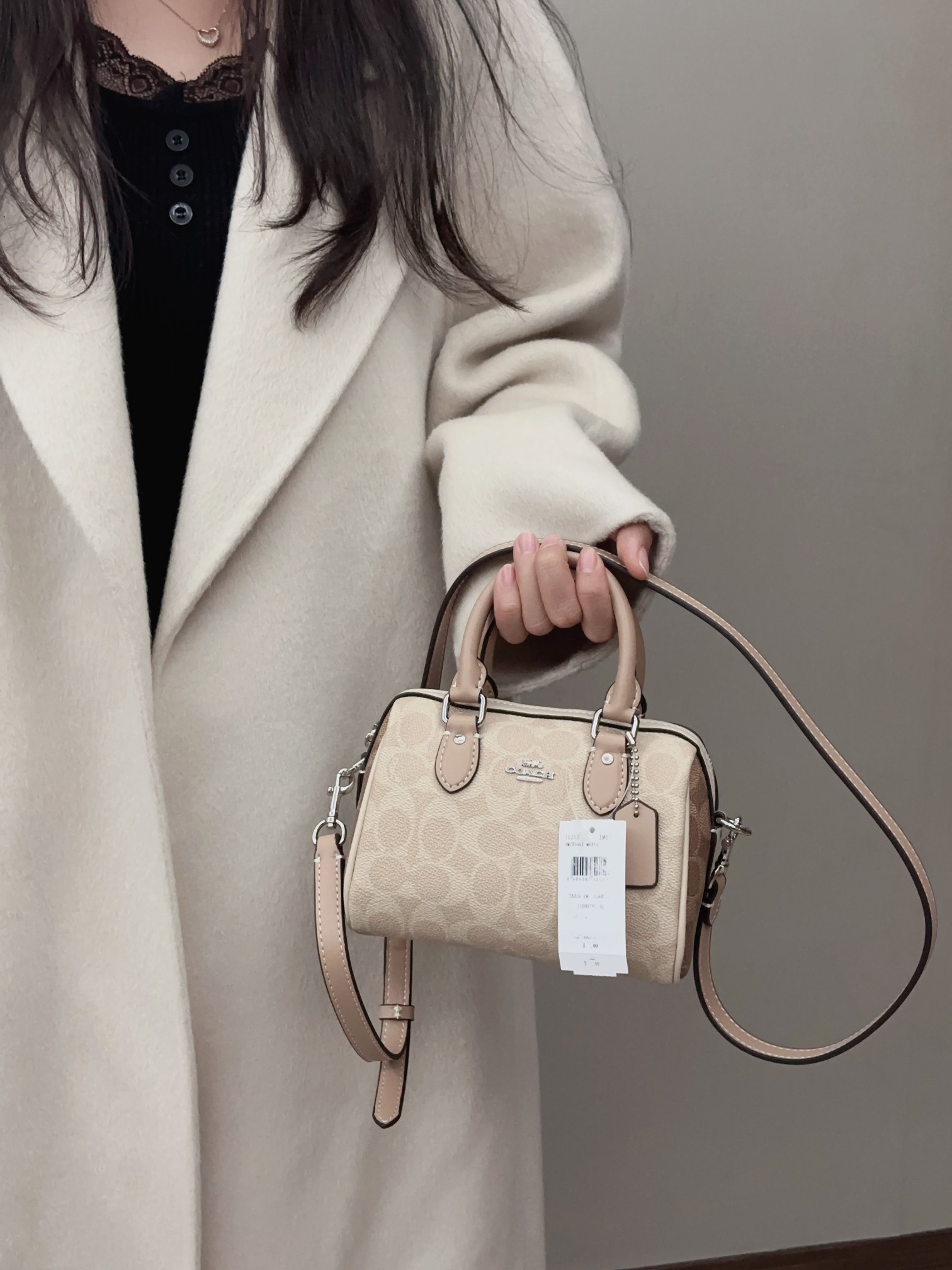 蔻驰mini波士顿枕头包💰220 经典枕头包版型,老花logo拼接,肩带可拆卸,斜挎手拎都可以,拉链开合,适合一年四季穿搭。 规格:18×12×10cm