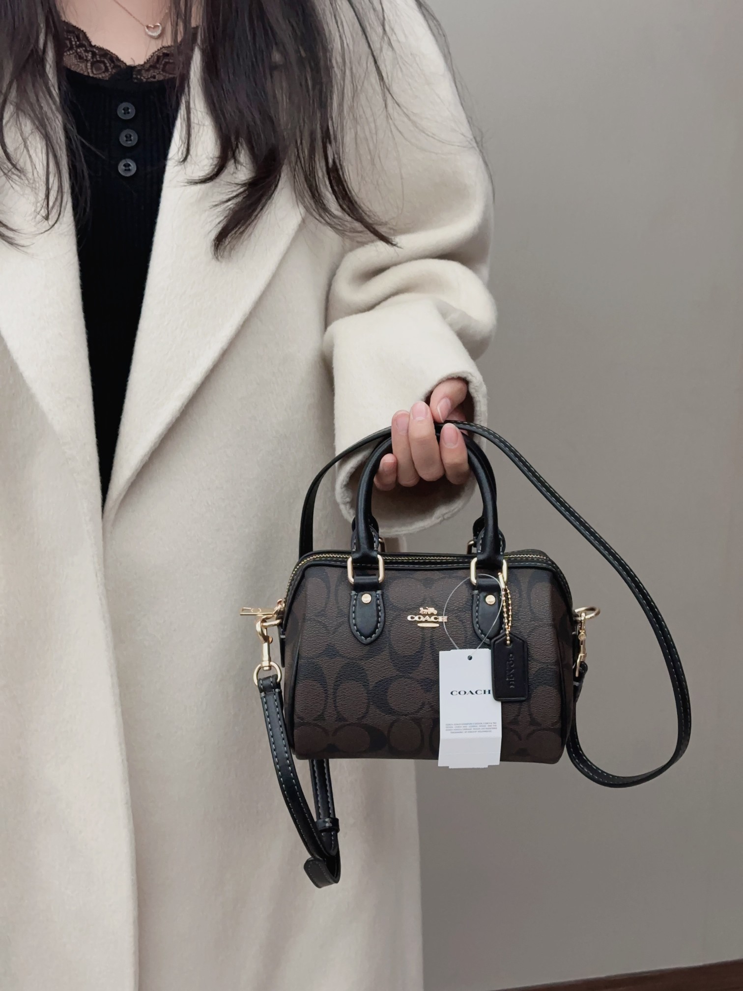 蔻驰mini波士顿枕头包💰220 经典枕头包版型,老花logo拼接,肩带可拆卸,斜挎手拎都可以,拉链开合,适合一年四季穿搭。 规格:18×12×10cm