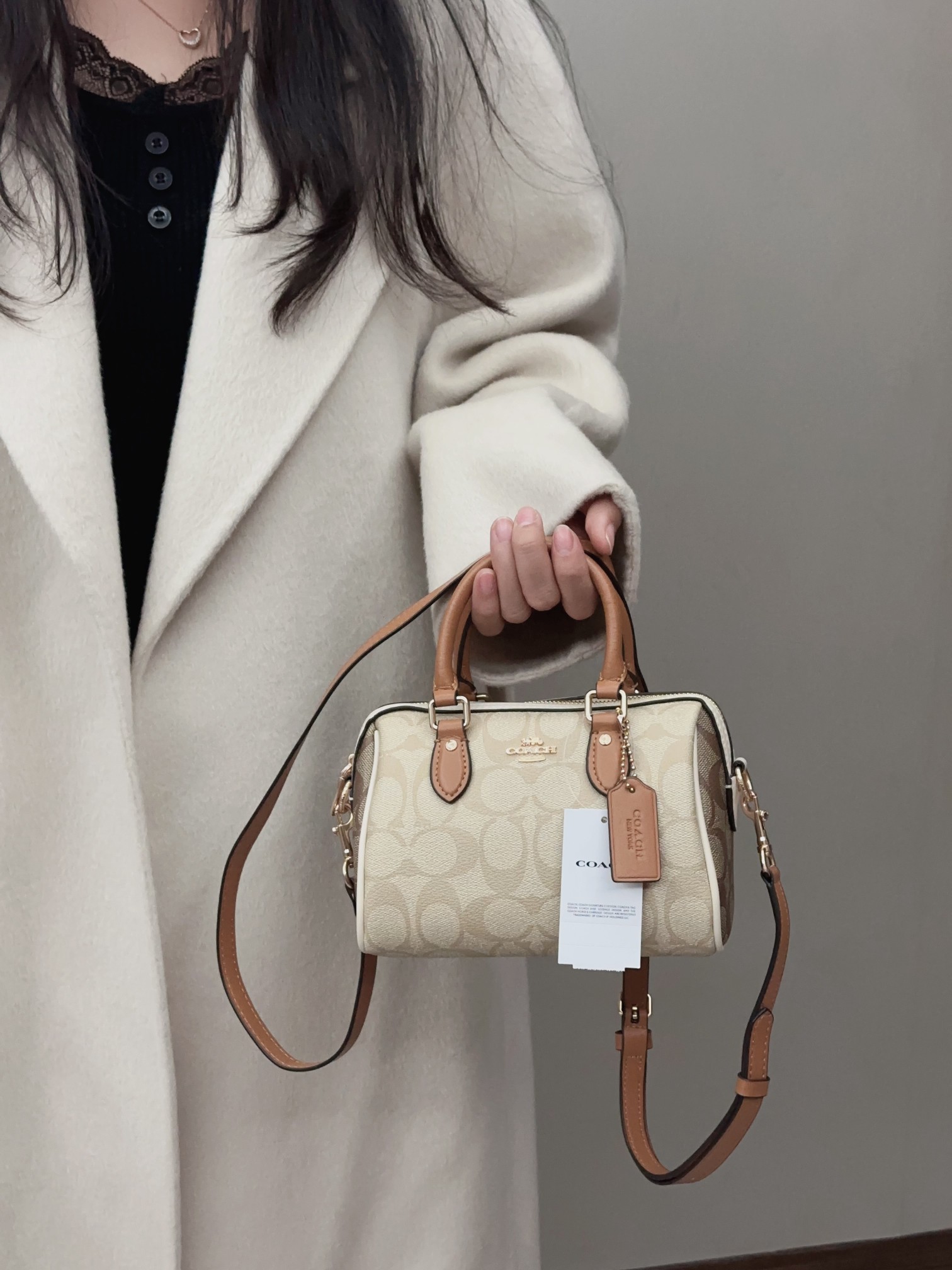 蔻驰mini波士顿枕头包💰220 经典枕头包版型,老花logo拼接,肩带可拆卸,斜挎手拎都可以,拉链开合,适合一年四季穿搭。 规格:18×12×10cm