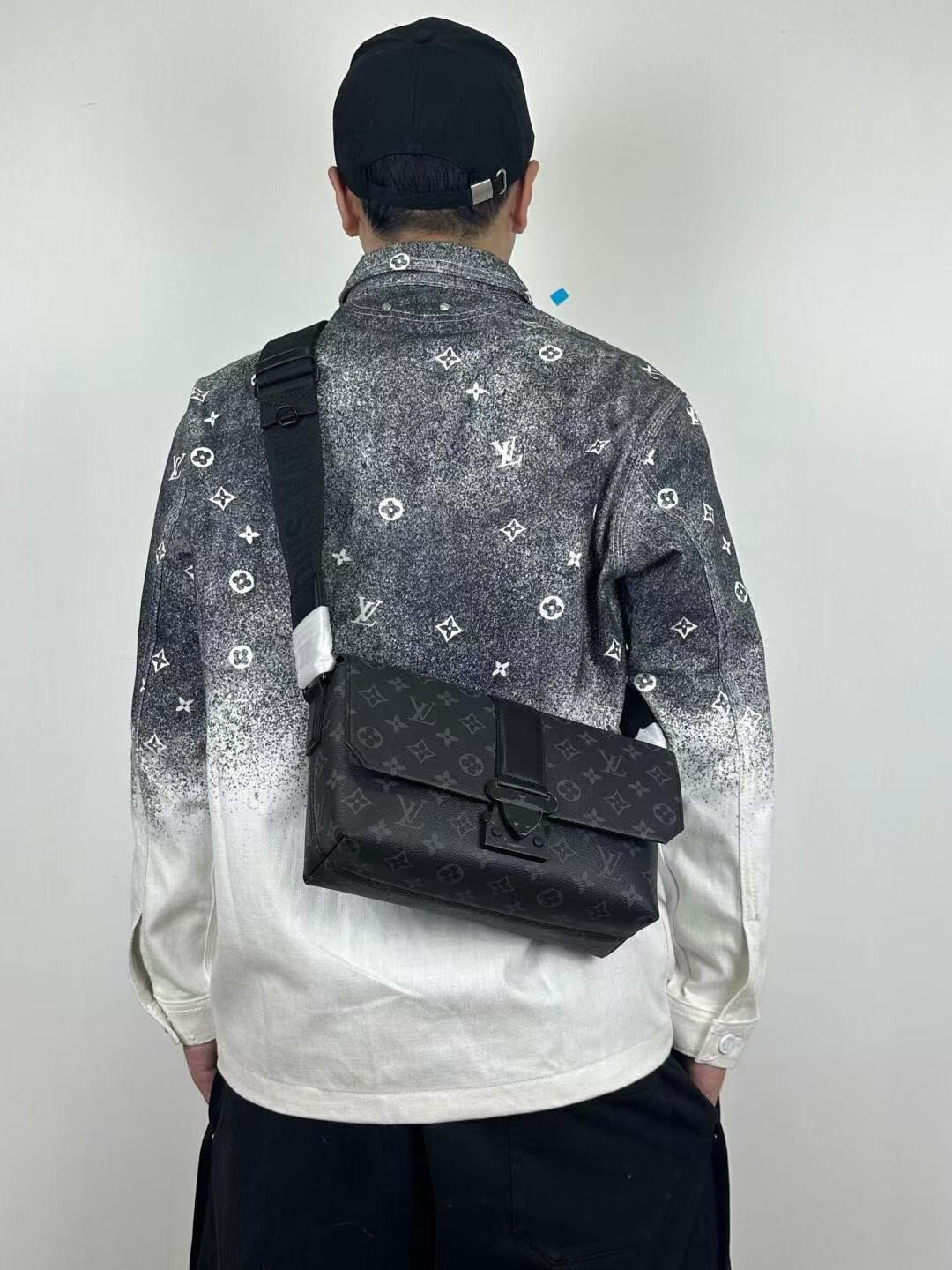 Lv新款S-Cape邮差包 取材Monogram黑花Taurillon 皮革,新颖开合设计回溯Georges Vuitton 于 1886 年打造的 S-lock 锁扣,可调节宽幅提花肩带织入路易威登标识,实现肩背和斜挎体验. 尺寸:28x16x10cm