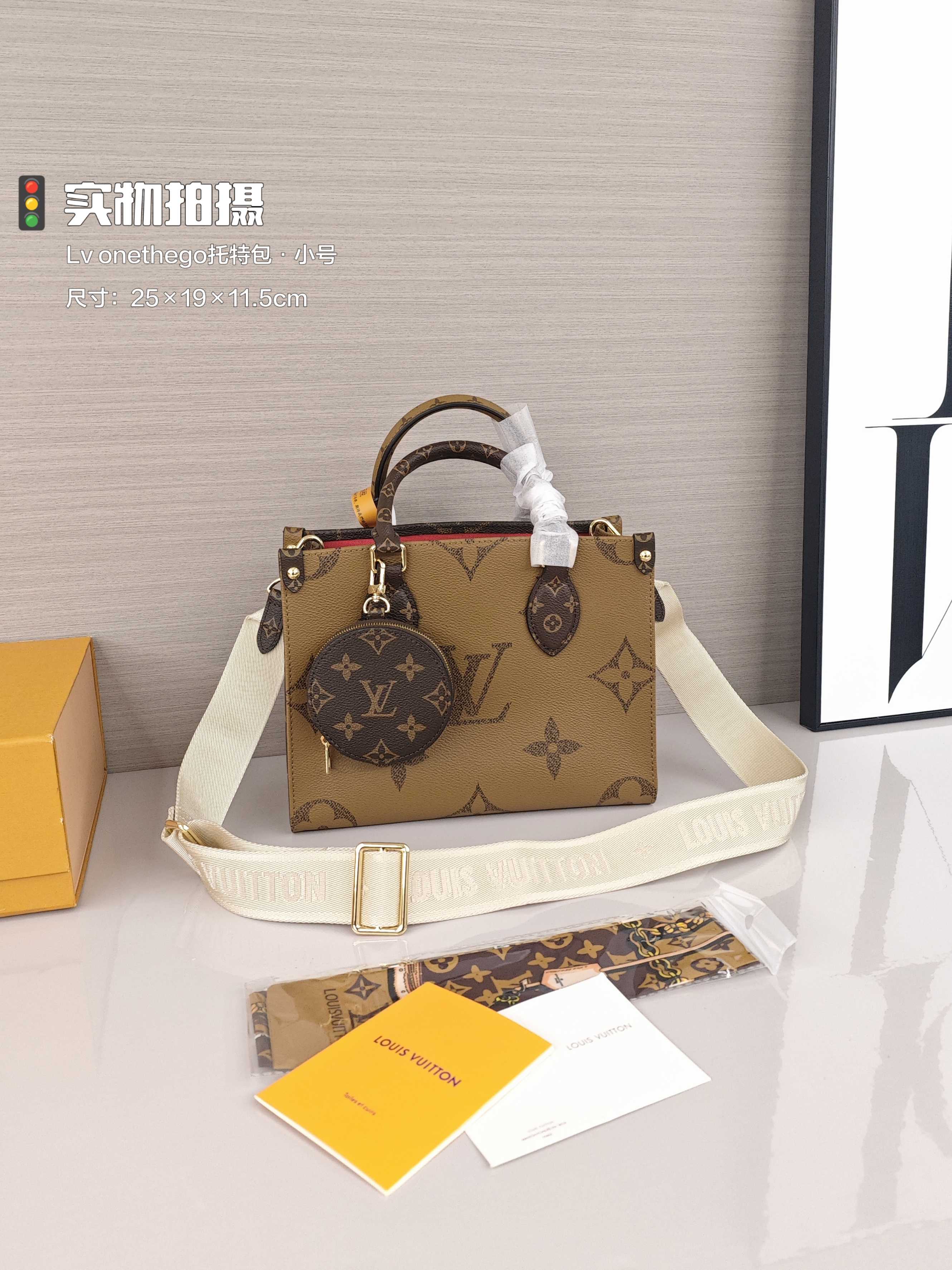 Lv onethego小号托特💰310 手袋拼合monogram 和monogram reverse 帆布，monogram giant 图案点缀其上，手柄和饰有品牌铭纹的提花织纹肩带，构筑视觉反差，可拆卸零钱袋适宜存放零钱或玲珑小物，时尚气韵与多样功能兼备，成就日常良伴。 尺寸：25×19×11.5cm