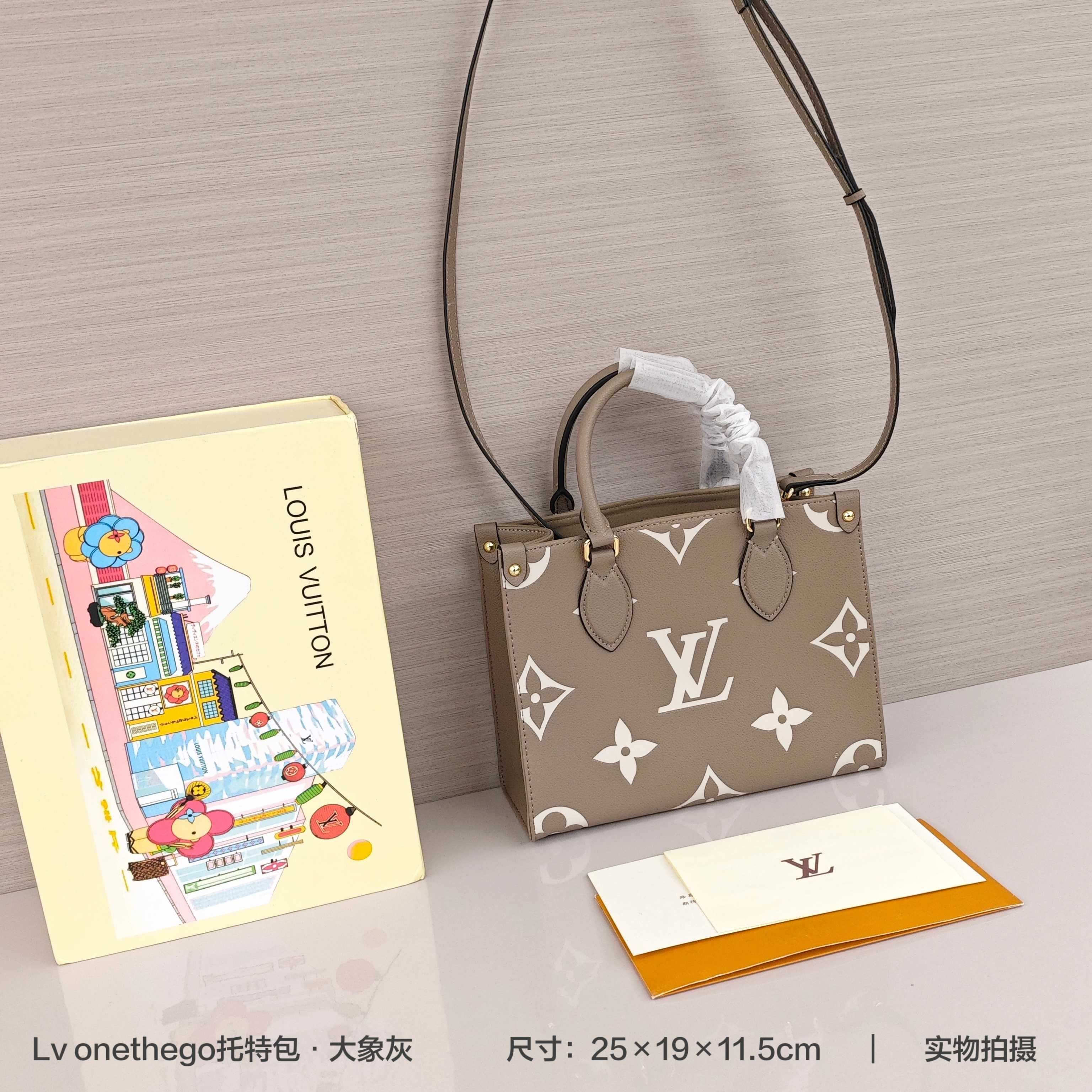 Lv onthego托特大象灰💰320 向1968年的经典 sac plat手袋汲取灵感，以压印giant monogram 图案的 monogram empreinte 皮革成就缩微版本，可收纳 ipad等日常所需，灵活手柄和可调节肩带丰富背携选择。 规格：25×19×11.5cm