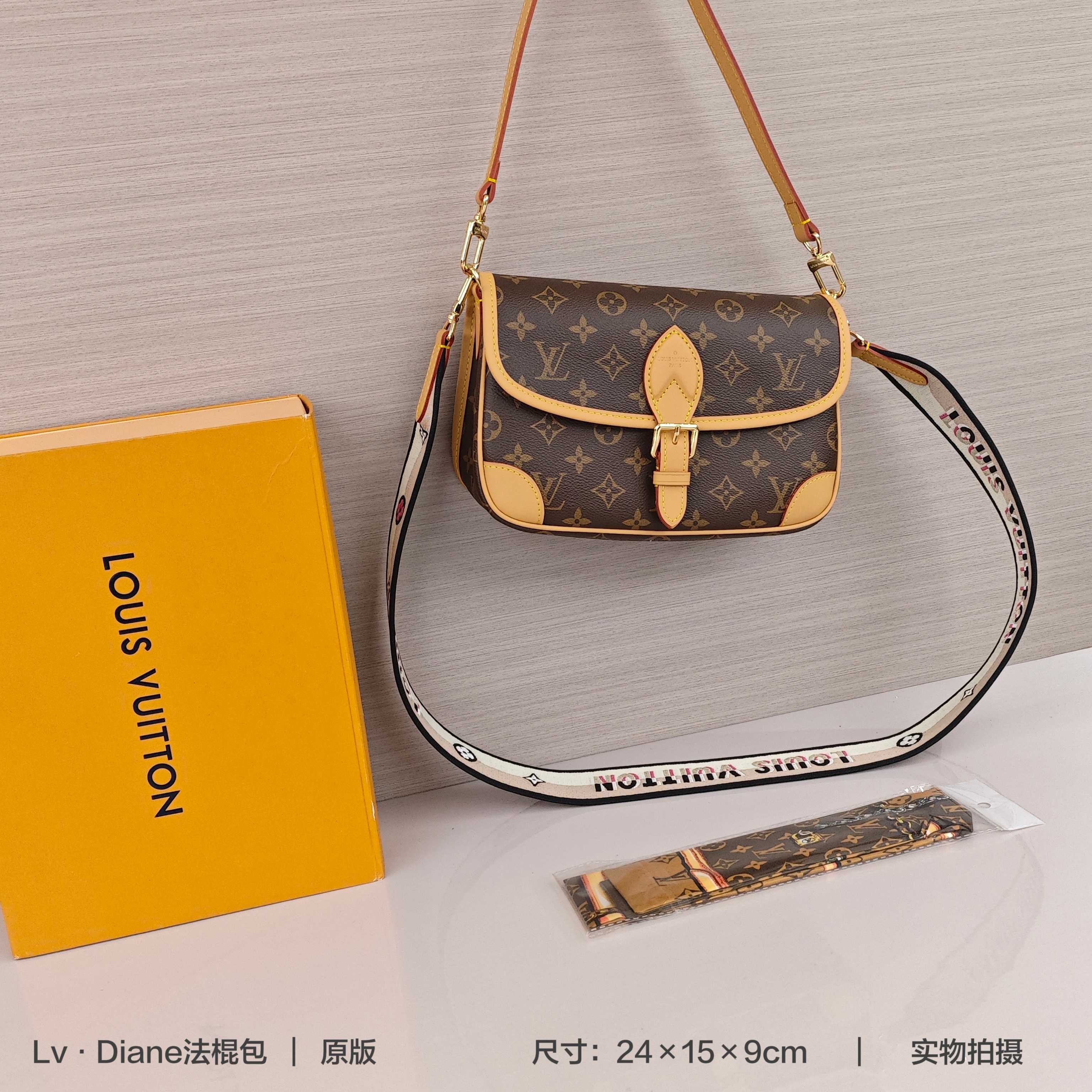 Lv Diane法棍包💰300 此款手袋配有一根皮肩带（可腋下背)一根刺绣肩带（可肩背斜跨）都可以拆卸，容量日常足够用装最大号手机毫无压力，皮带式的扣扣是装饰其实是磁铁开合还算比较方便，中间有隔层方便整理东西，还有个拉链区，可以放些贵重物品。 规格：24×15×9cm