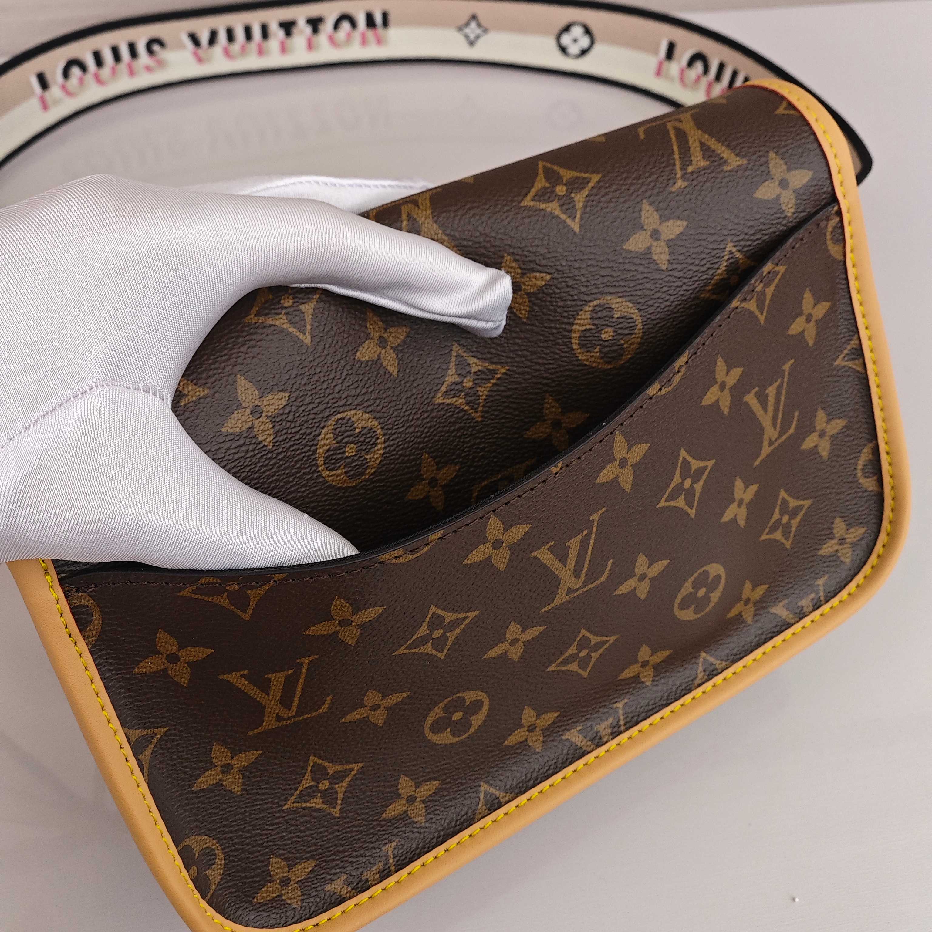 Lv Diane法棍包💰300 此款手袋配有一根皮肩带（可腋下背)一根刺绣肩带（可肩背斜跨）都可以拆卸，容量日常足够用装最大号手机毫无压力，皮带式的扣扣是装饰其实是磁铁开合还算比较方便，中间有隔层方便整理东西，还有个拉链区，可以放些贵重物品。 规格：24×15×9cm