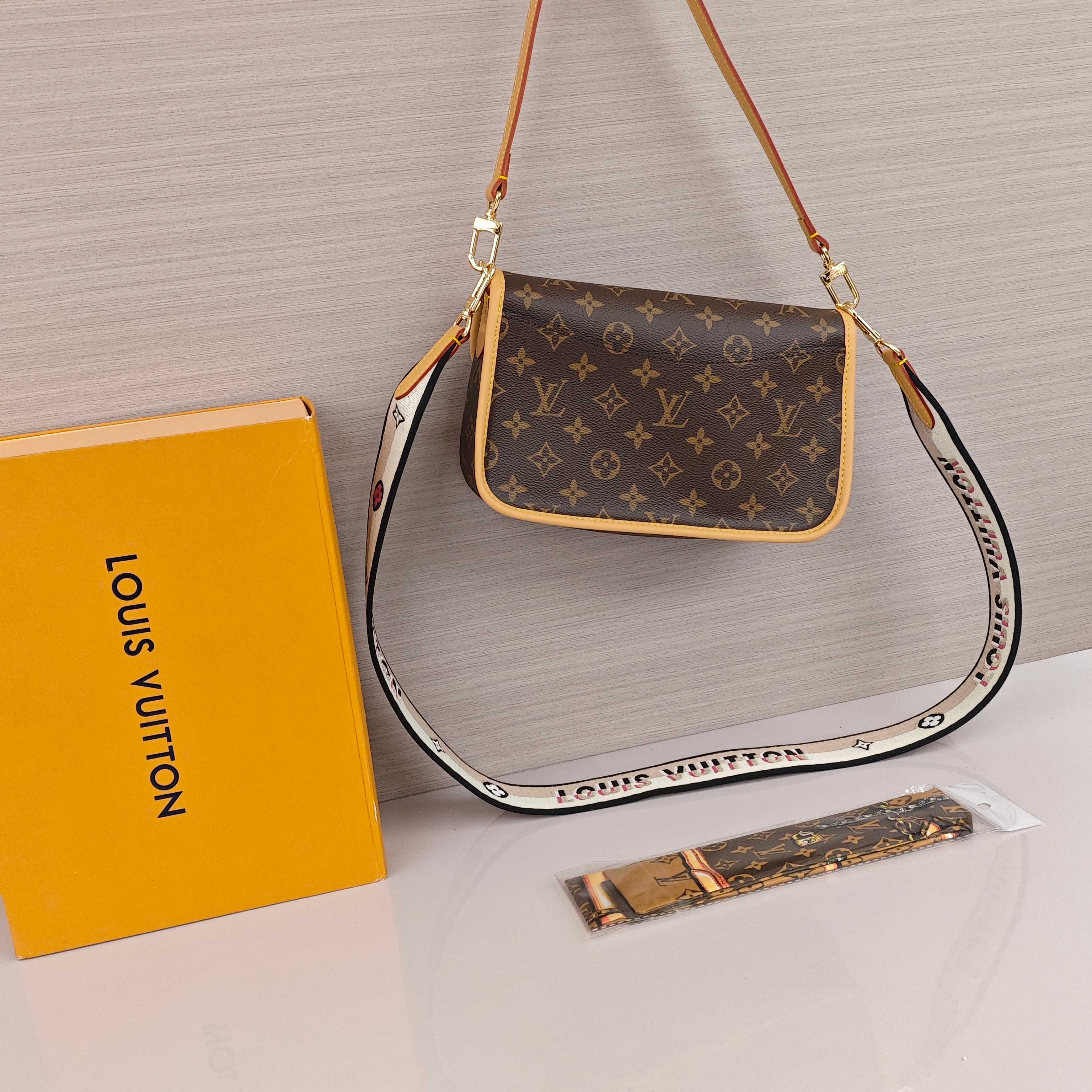 Lv Diane法棍包💰300 此款手袋配有一根皮肩带（可腋下背)一根刺绣肩带（可肩背斜跨）都可以拆卸，容量日常足够用装最大号手机毫无压力，皮带式的扣扣是装饰其实是磁铁开合还算比较方便，中间有隔层方便整理东西，还有个拉链区，可以放些贵重物品。 规格：24×15×9cm