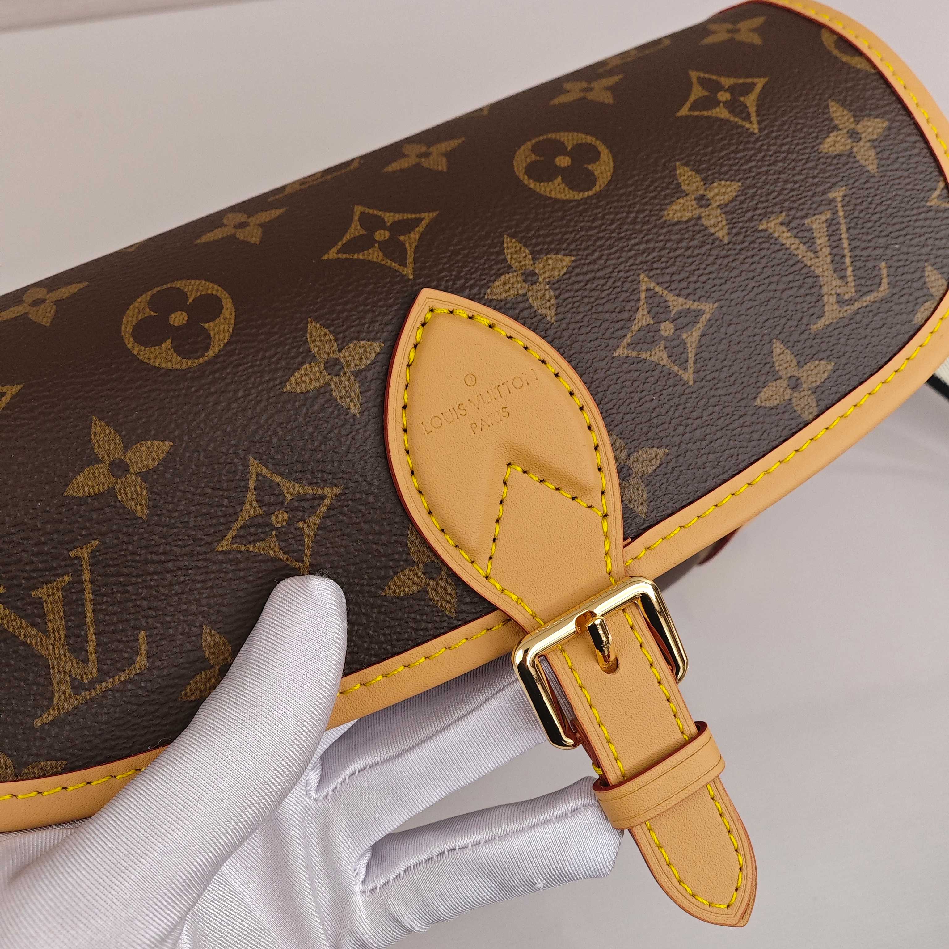 Lv Diane法棍包💰300 此款手袋配有一根皮肩带（可腋下背)一根刺绣肩带（可肩背斜跨）都可以拆卸，容量日常足够用装最大号手机毫无压力，皮带式的扣扣是装饰其实是磁铁开合还算比较方便，中间有隔层方便整理东西，还有个拉链区，可以放些贵重物品。 规格：24×15×9cm