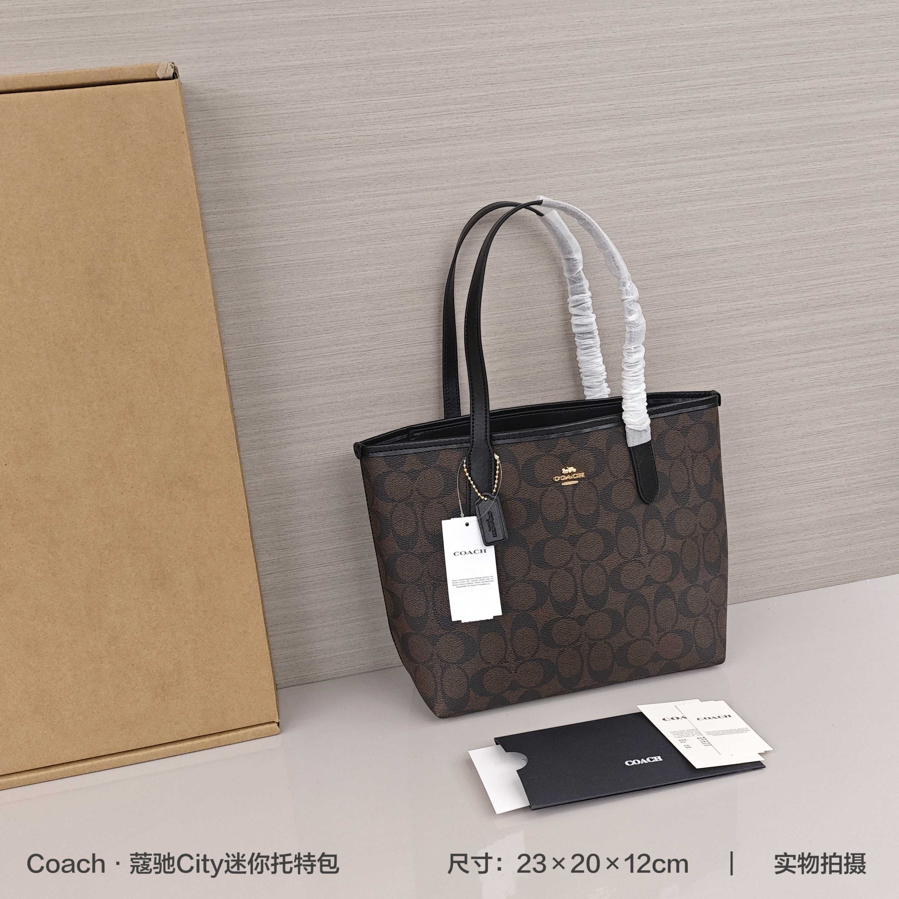 蔻驰City迷你托特💰210 采用标志性老花料,内里带暗袋,一年四季都可以用,特别轻便小巧,可放下iPad等日常通勤用品。 规格:23×20×12cm