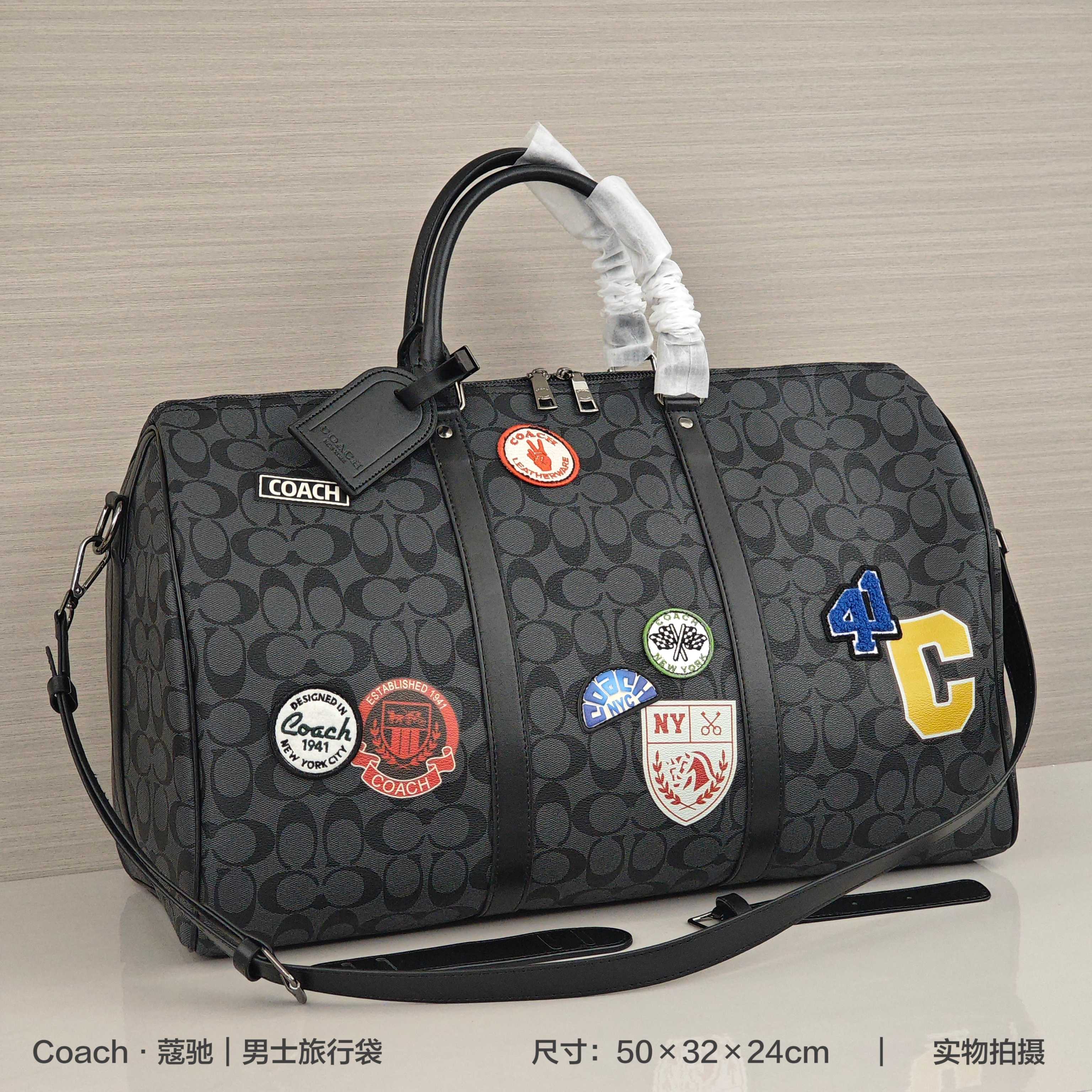 蔻驰·新款男士旅行袋💰300 旅行包以超大容量,承载满满实用性,精制皮革历久弥新,徽章铭牌加持出型有范,将时尚格调包裹其中,质感拉满,年轻时尚单品。 规格:50×32×24cm