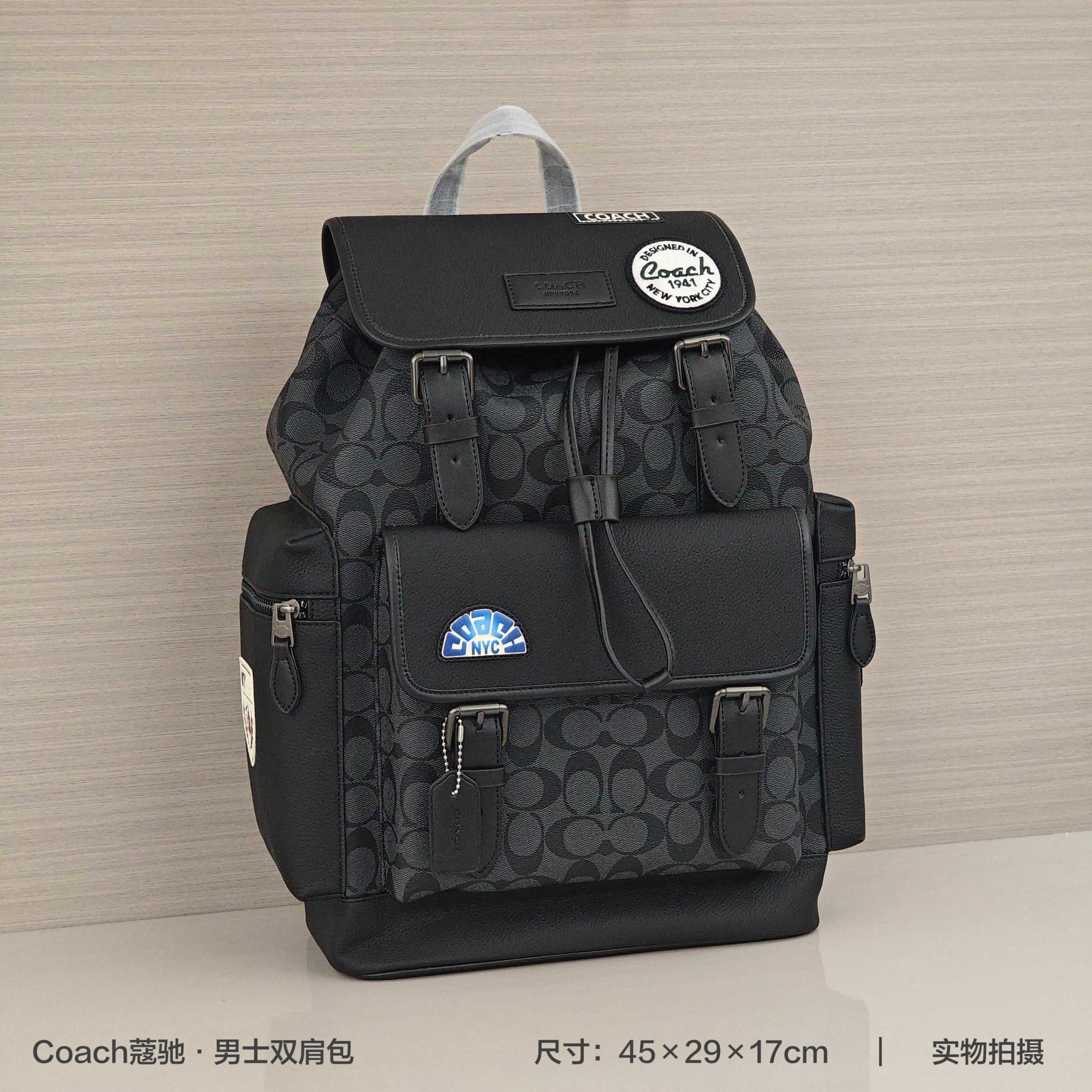 蔻驰·新款男士双肩包💰340 采用翻盖抽绳多功能设计,外观时尚炫酷,平时可以当做书包,还可以当登山包,旅行包,容量巨大,背上超级酷,质感很棒,极力推荐。 尺寸:45×29×17cm