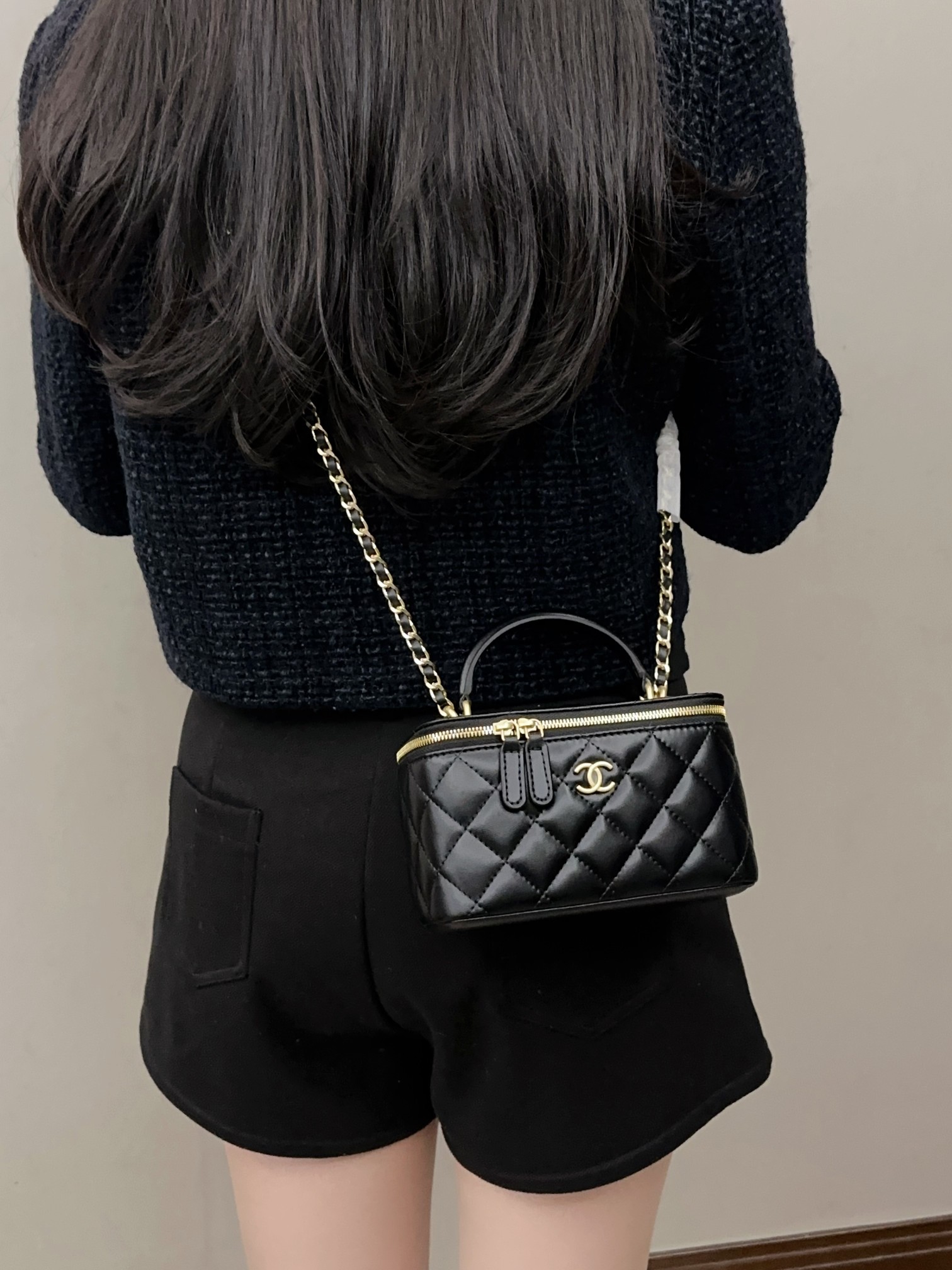 香奈儿化妆盒子包💰260 手感光滑细腻，皮质自带光泽感，经典的菱格纹与口盖设计，搭配手柄，优雅之余还伴着俏皮感，可放口红钥匙等小样物品及大屏手机。 尺寸：16×10×8cm