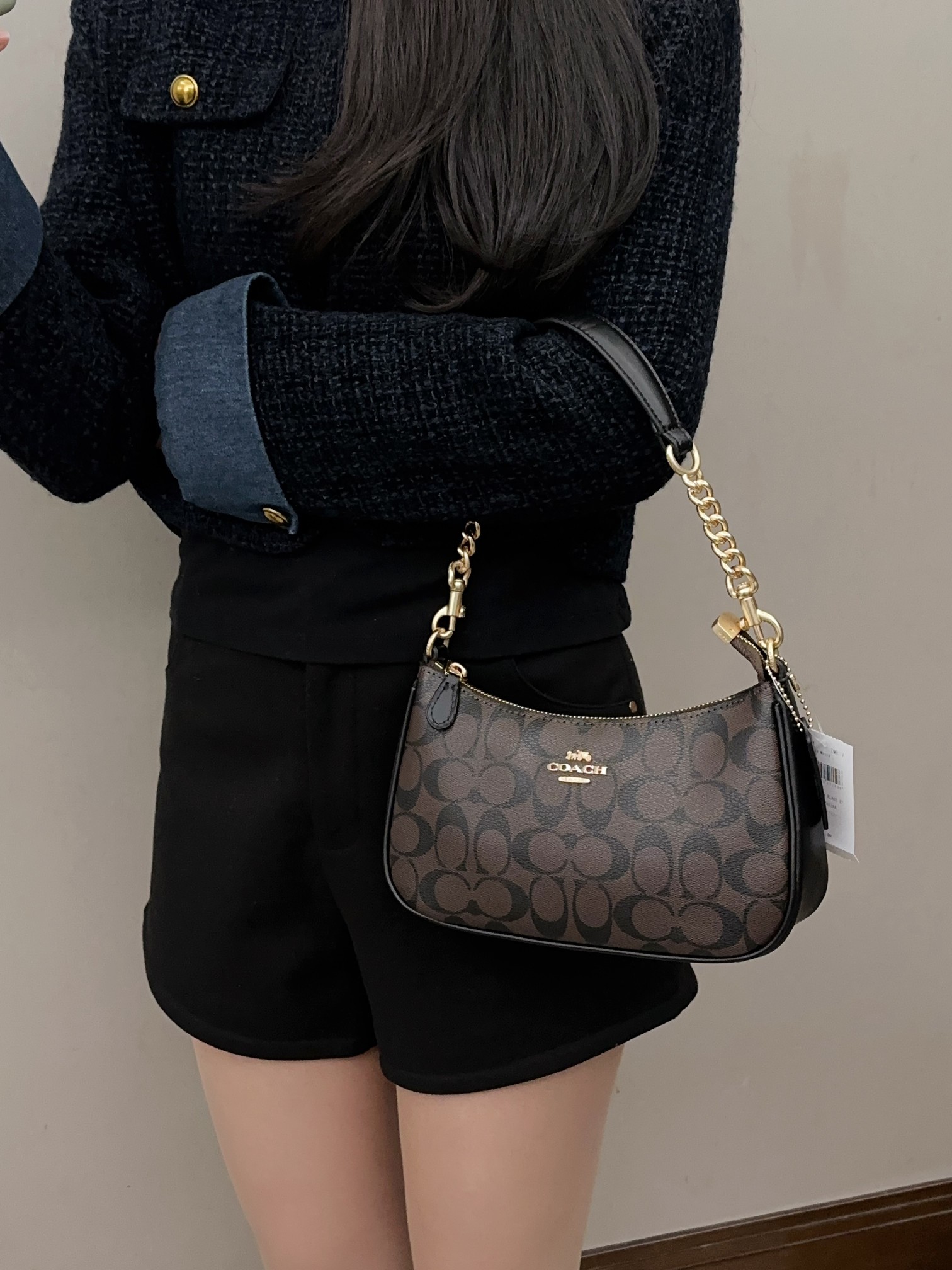 蔻驰·Teri腋下包💰200 尺寸:25×16×7.5cm 特点:风格复古时尚,夏季必备单品。 方式:拉链式开合,空间宽裕|可放下大屏手机等日常随身物品,配有长肩带可腋下背,斜挎背。