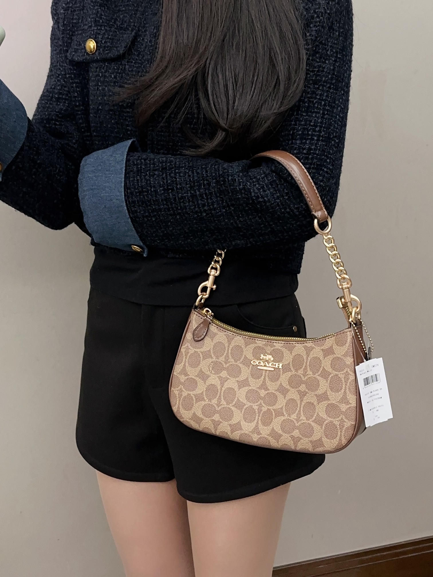 蔻驰·Teri腋下包💰200 尺寸:25×16×7.5cm 特点:风格复古时尚,夏季必备单品。 方式:拉链式开合,空间宽裕|可放下大屏手机等日常随身物品,配有长肩带可腋下背,斜挎背。