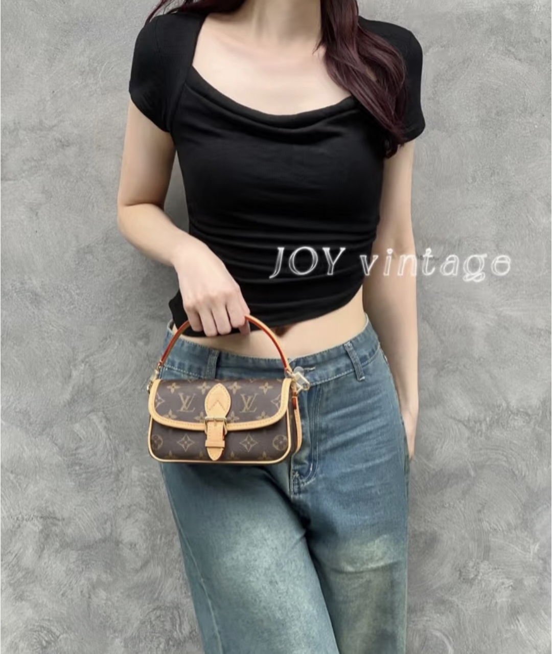 Lv nano迷你法棍包💰260
以Monogram Empreinte 皮革浓缩 Diane 手袋的经典构型,复现圆润翻盖和腰带式开合等原型细节,充裕空间可收纳手机和日常所需,可拆卸手柄和可拆卸并调节的肩带实现灵活背携,昼夜场合皆宜。
尺寸:19×10.5×6cm