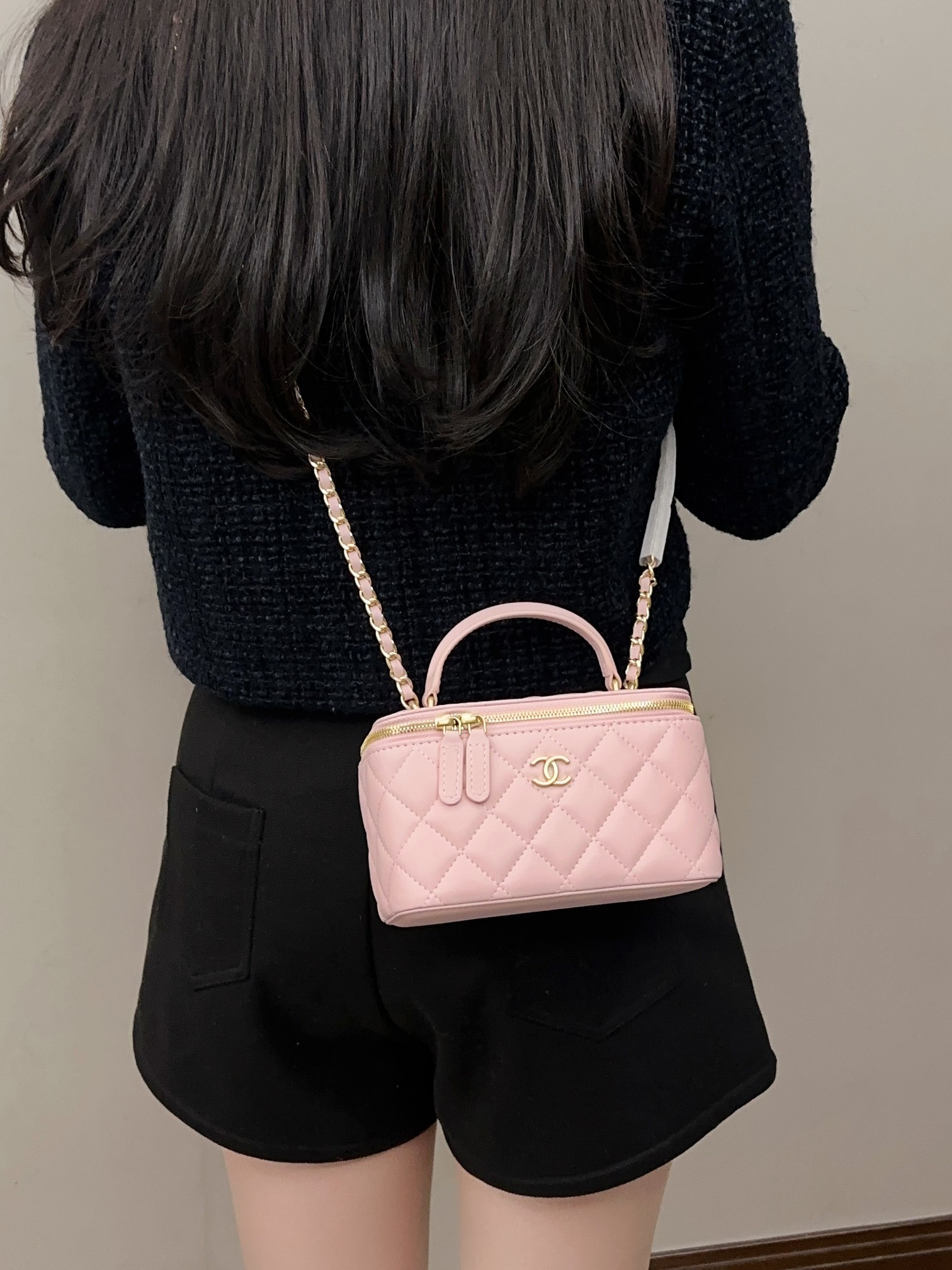 香奈儿化妆盒子包💰260 手感光滑细腻，皮质自带光泽感，经典的菱格纹与口盖设计，搭配手柄，优雅之余还伴着俏皮感，可放口红钥匙等小样物品及大屏手机。 尺寸：16×10×8cm